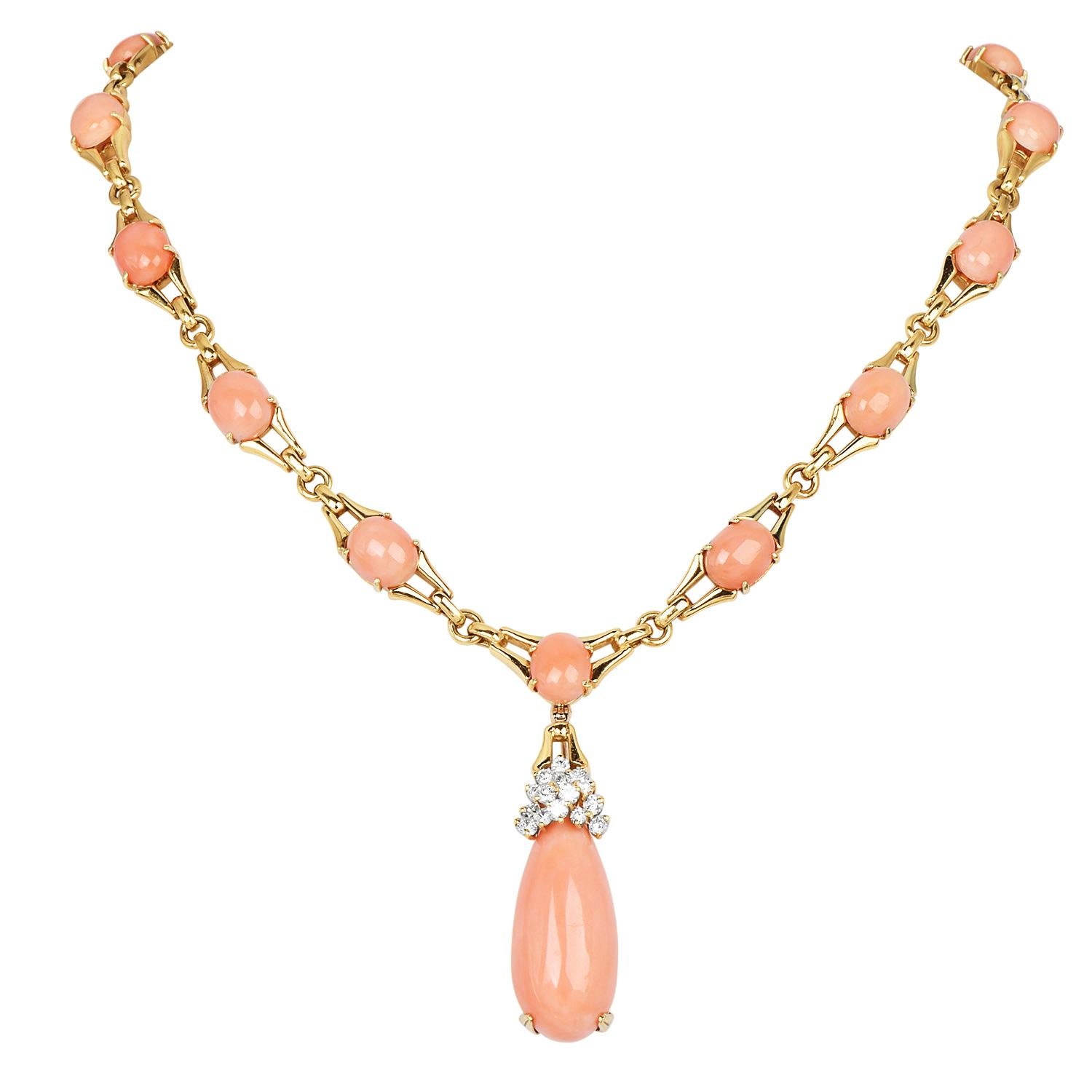 Diese exquisite 1970S La Triomphe-Halskette besteht aus natürlichen pfirsich-orangefarbenen Korallen, die elegant in Glieder aus 14-karätigem Gelbgold eingefasst sind.

Die Vintage-Halskette besteht aus 15 ovalen Korallen und einer großen,