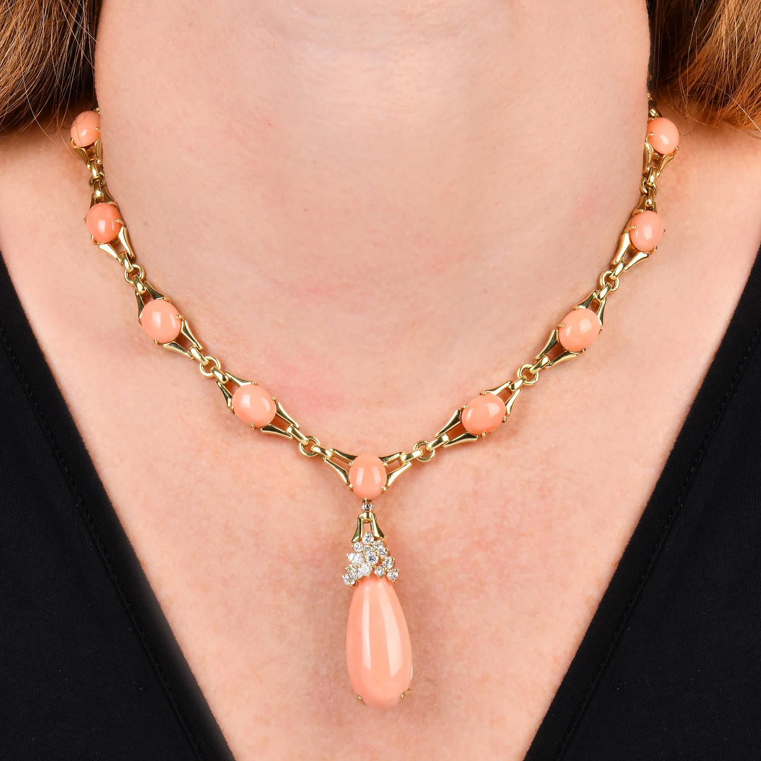Vintage By  Halskette mit Tropfenkragen aus 18 Karat Gold mit Koralle und Diamanten von La Triomphe im Angebot 3
