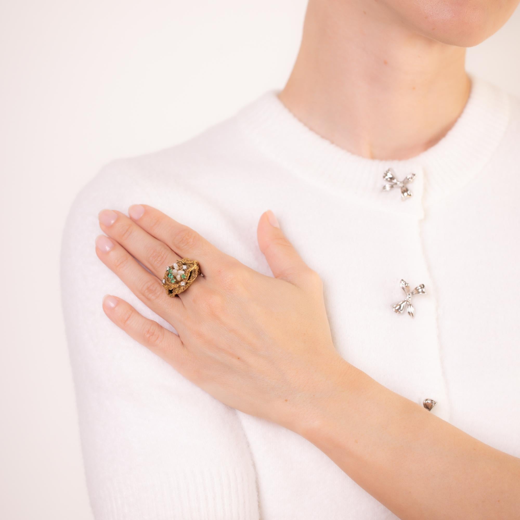 Modern Vintage La Triomphe pearl emerald diamond 18k yellow gold ring For Sale