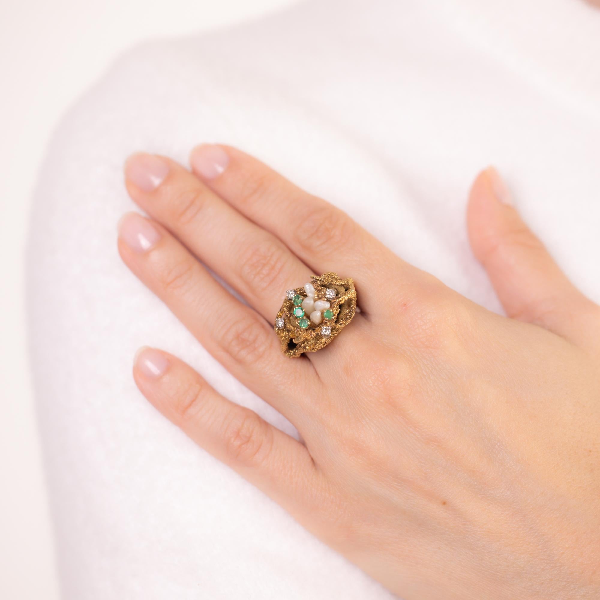 Round Cut Vintage La Triomphe pearl emerald diamond 18k yellow gold ring For Sale