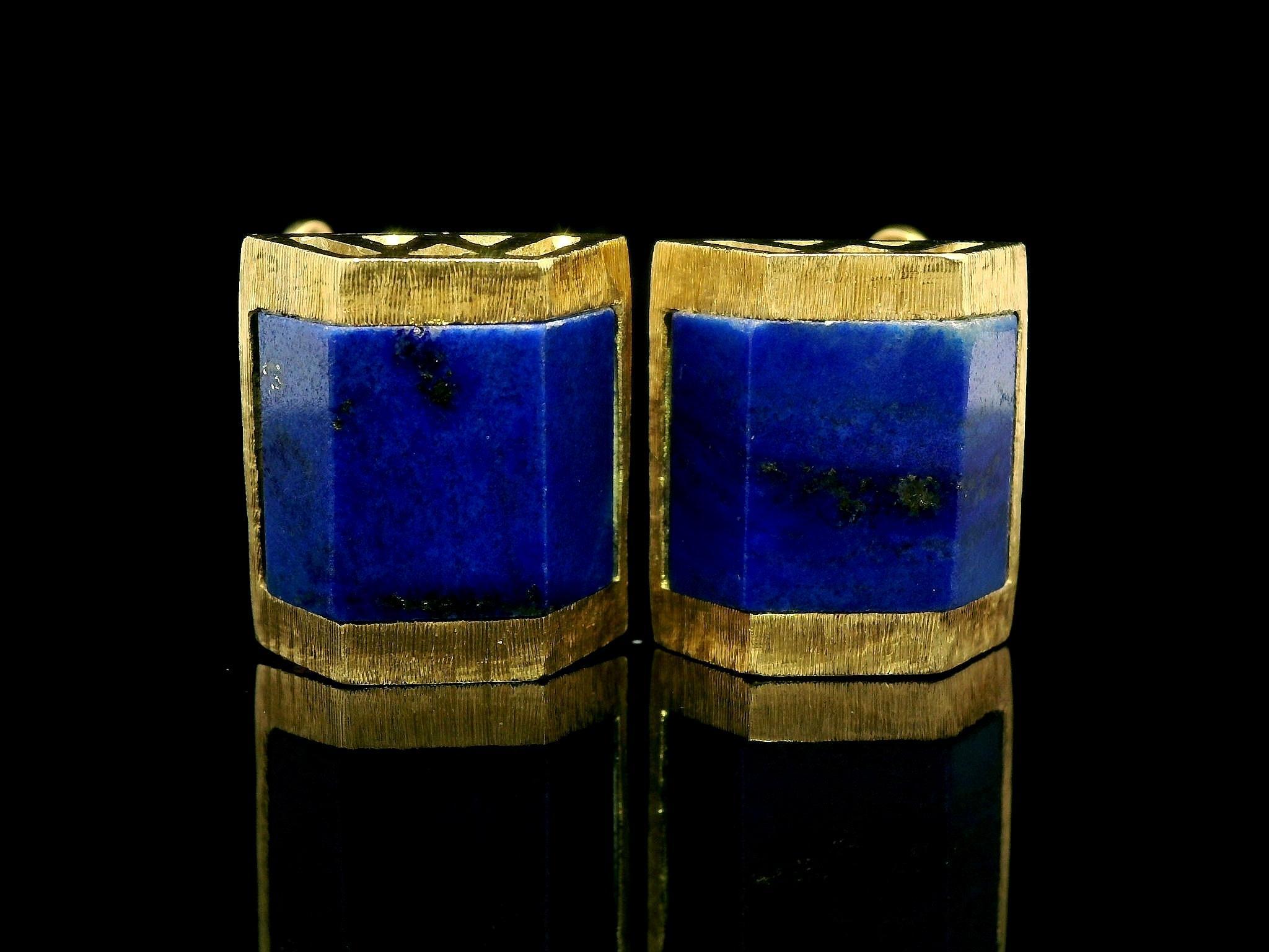 Vintage La Triomphe Yellow Gold Custom Blue Lapis Textured Geometric Cufflinks In Good Condition For Sale In Montclair, NJ