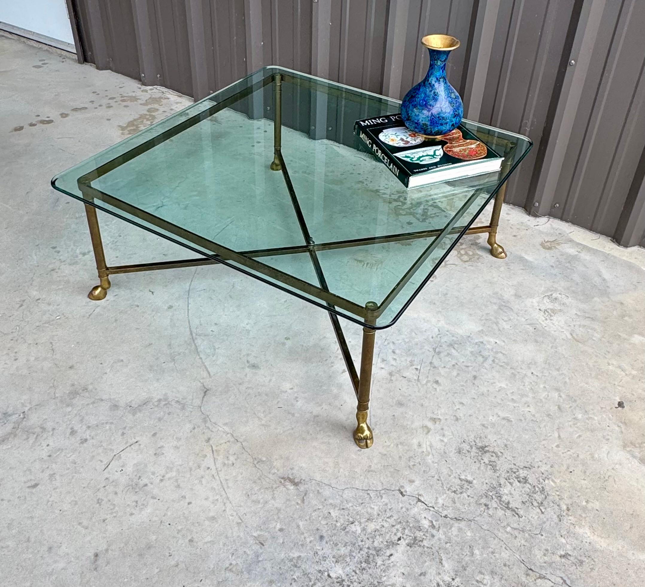 Quadratischer Vintage-Couchtisch mit Kapuze aus Messing und Glasplatte von LaBarge im Angebot 3