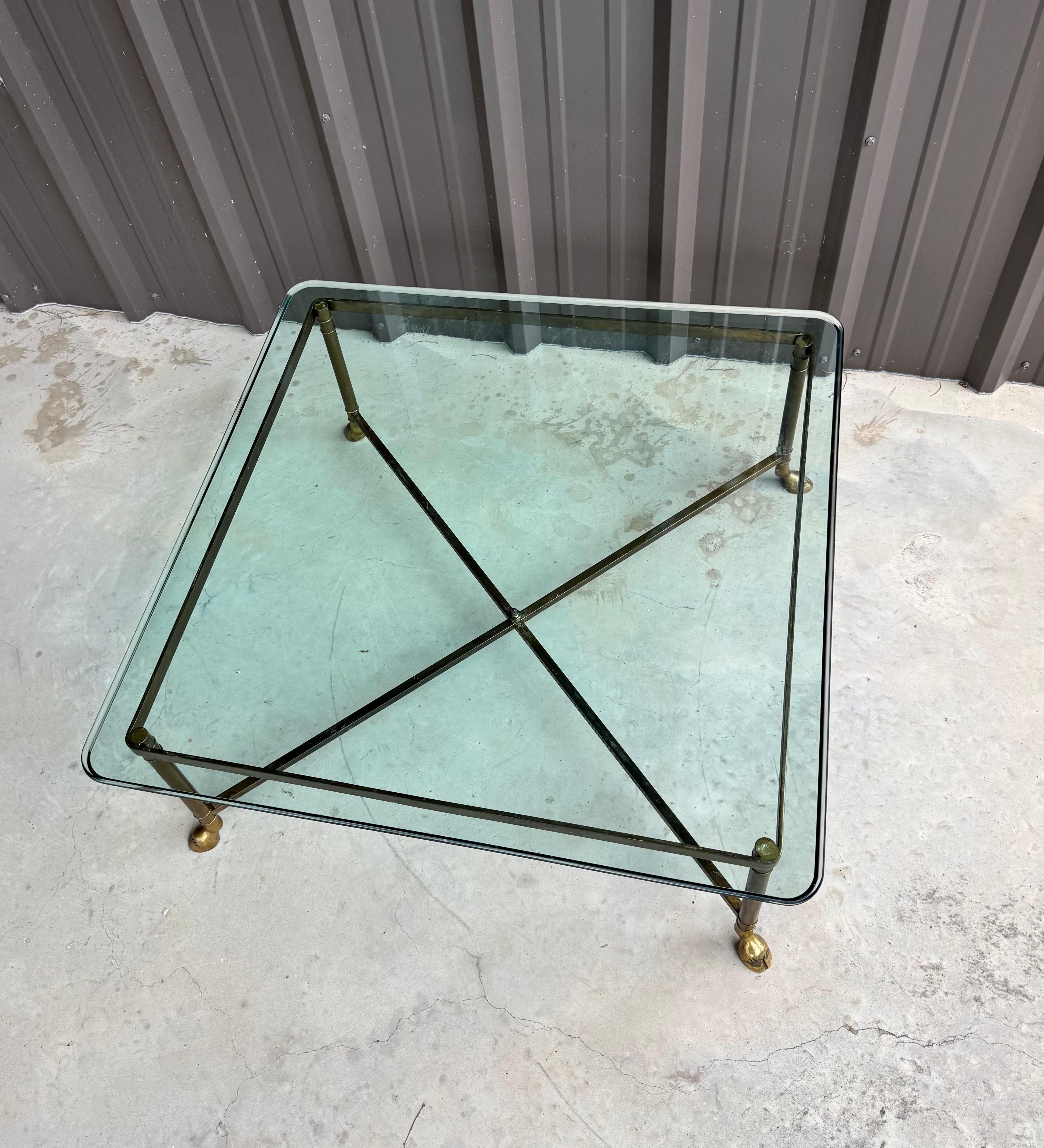 Quadratischer Vintage-Couchtisch mit Kapuze aus Messing und Glasplatte von LaBarge (Hollywood Regency) im Angebot