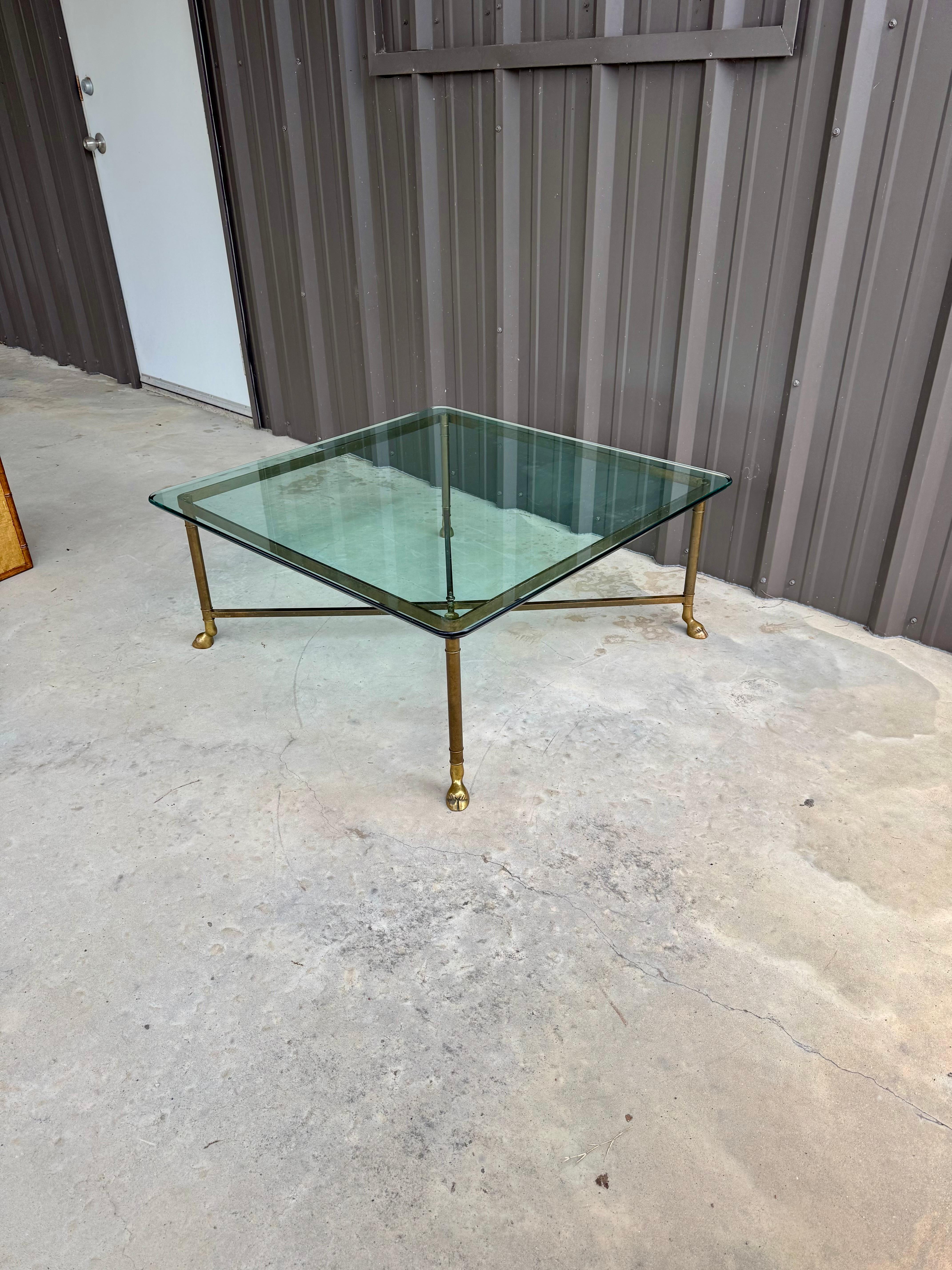 Quadratischer Vintage-Couchtisch mit Kapuze aus Messing und Glasplatte von LaBarge (Italienisch) im Angebot