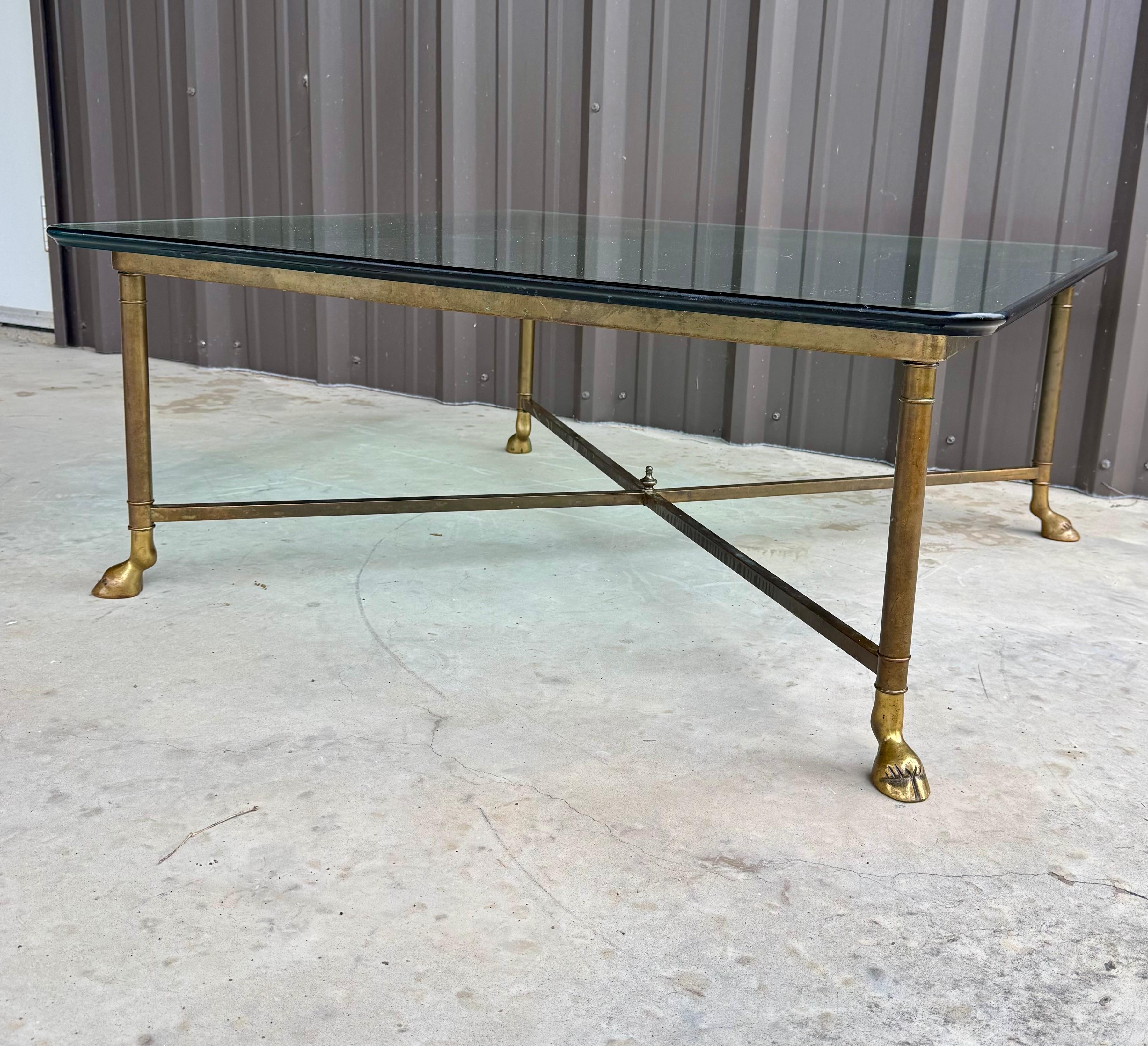 Quadratischer Vintage-Couchtisch mit Kapuze aus Messing und Glasplatte von LaBarge (Poliert) im Angebot