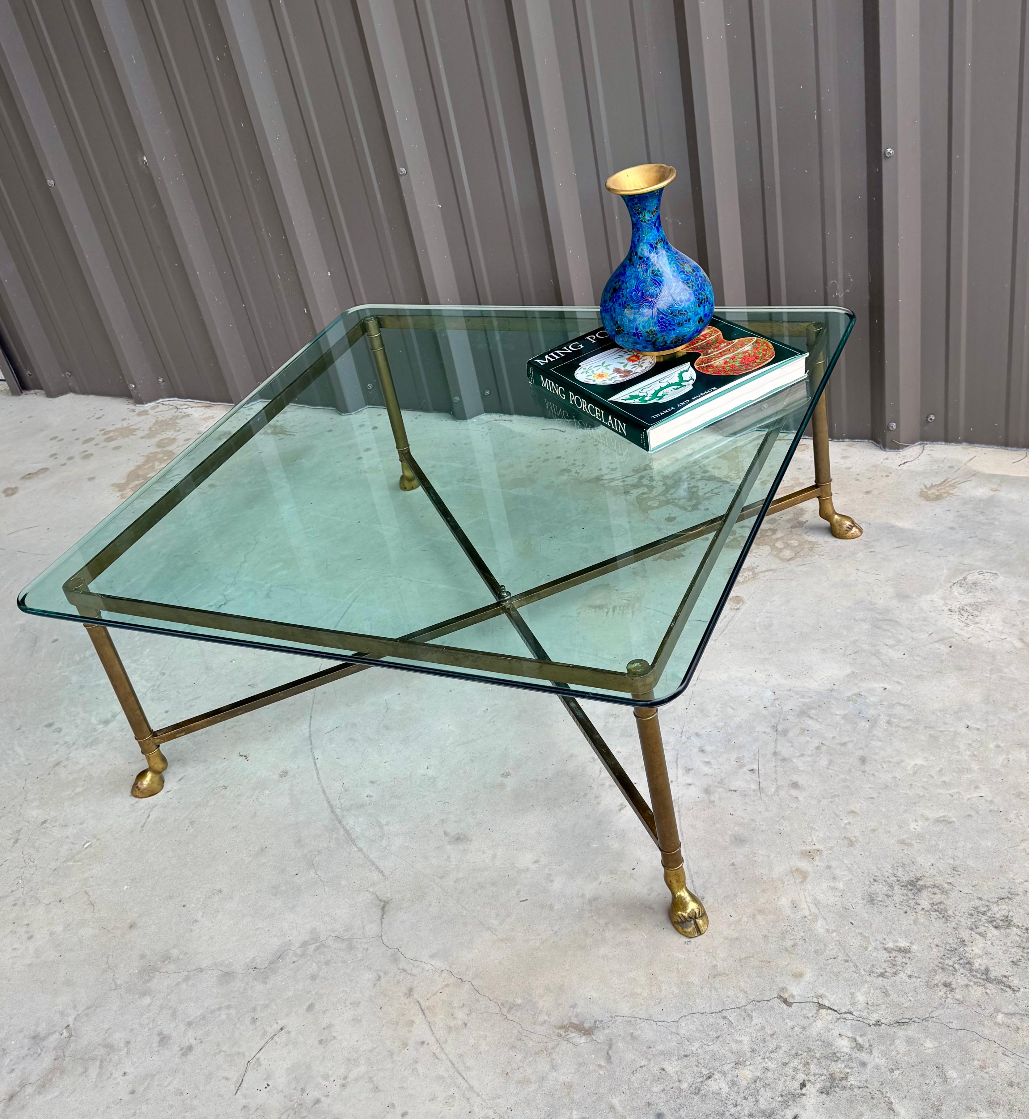 Quadratischer Vintage-Couchtisch mit Kapuze aus Messing und Glasplatte von LaBarge im Zustand „Gut“ im Angebot in Stafford, TX
