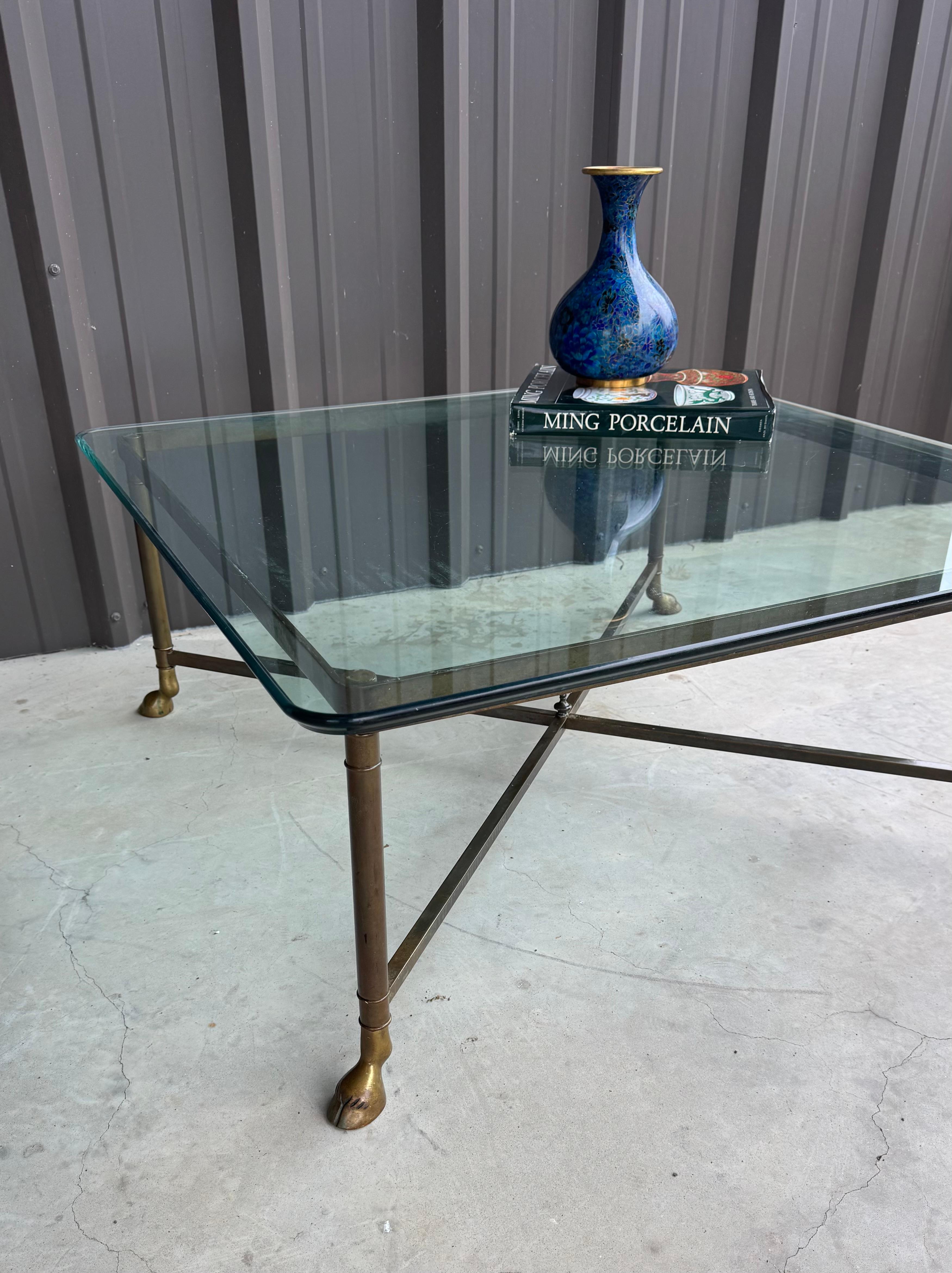Quadratischer Vintage-Couchtisch mit Kapuze aus Messing und Glasplatte von LaBarge (Ende des 20. Jahrhunderts) im Angebot