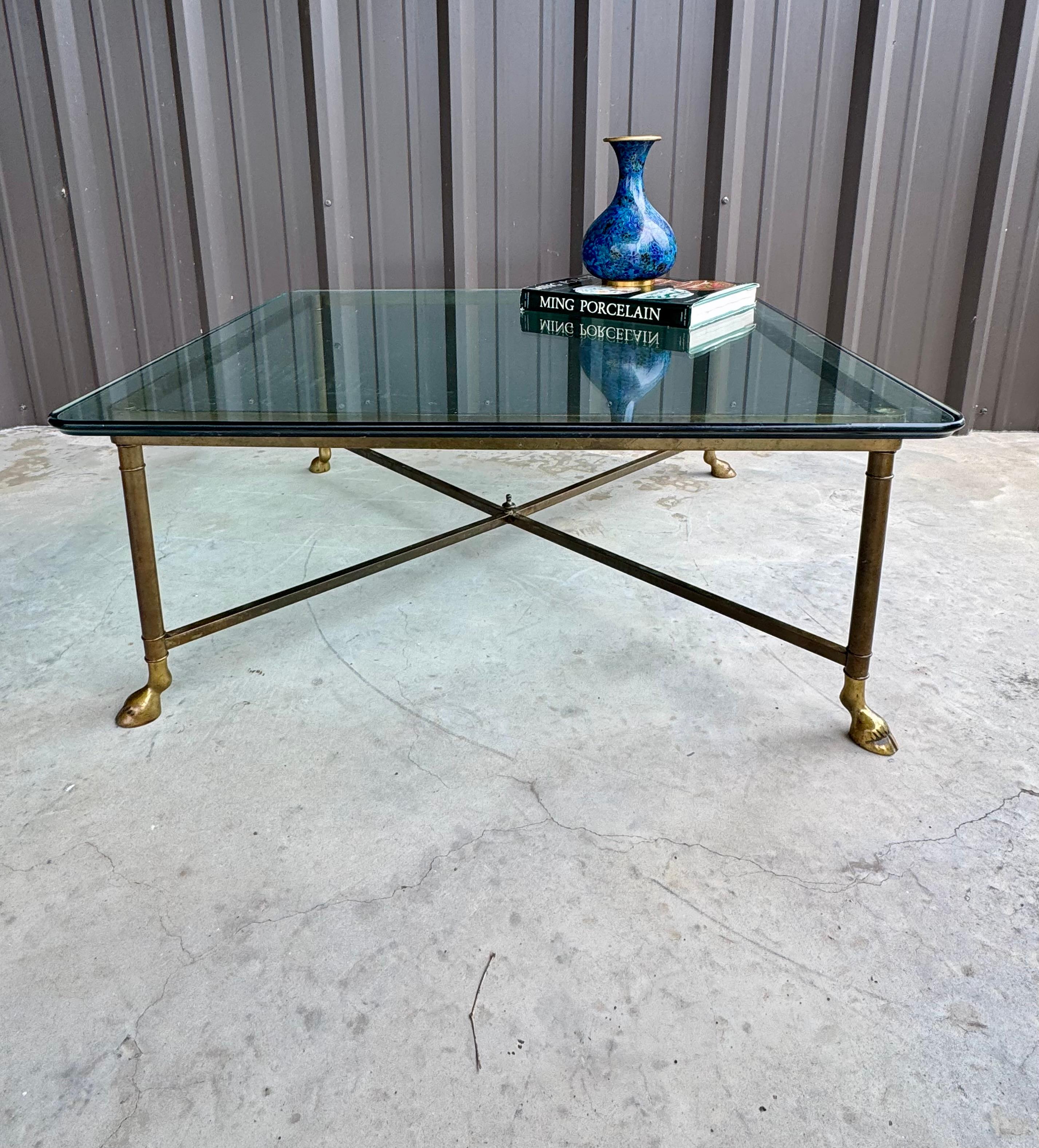 Quadratischer Vintage-Couchtisch mit Kapuze aus Messing und Glasplatte von LaBarge im Angebot 1