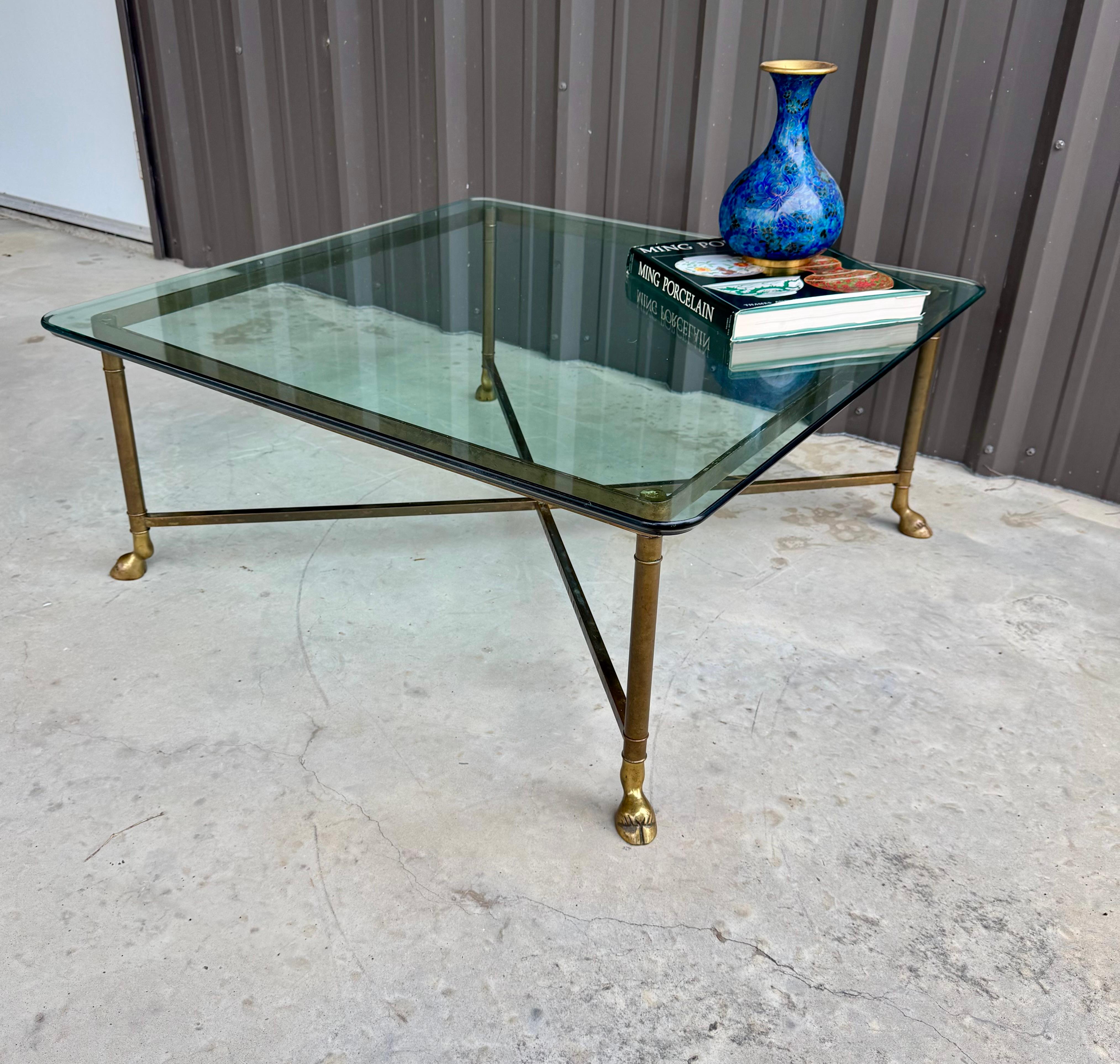 Quadratischer Vintage-Couchtisch mit Kapuze aus Messing und Glasplatte von LaBarge im Angebot 2