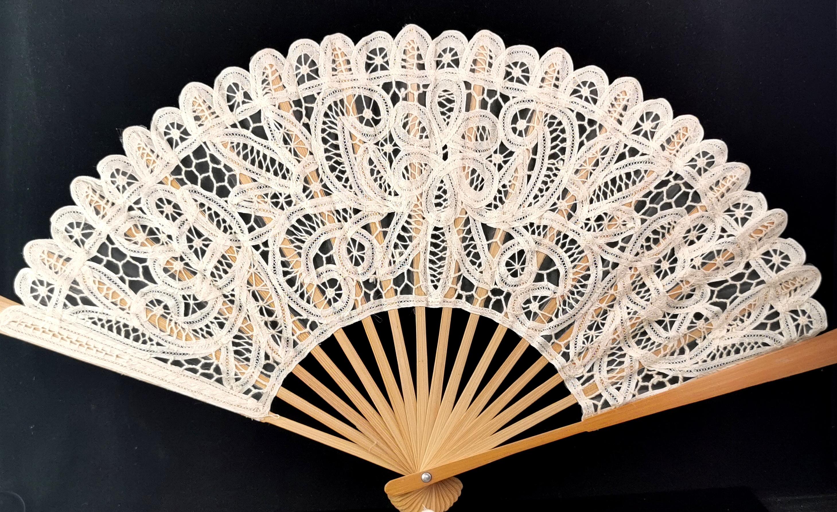 Vintage lace and wood hand fan, large  In Good Condition In NEWARK, GB