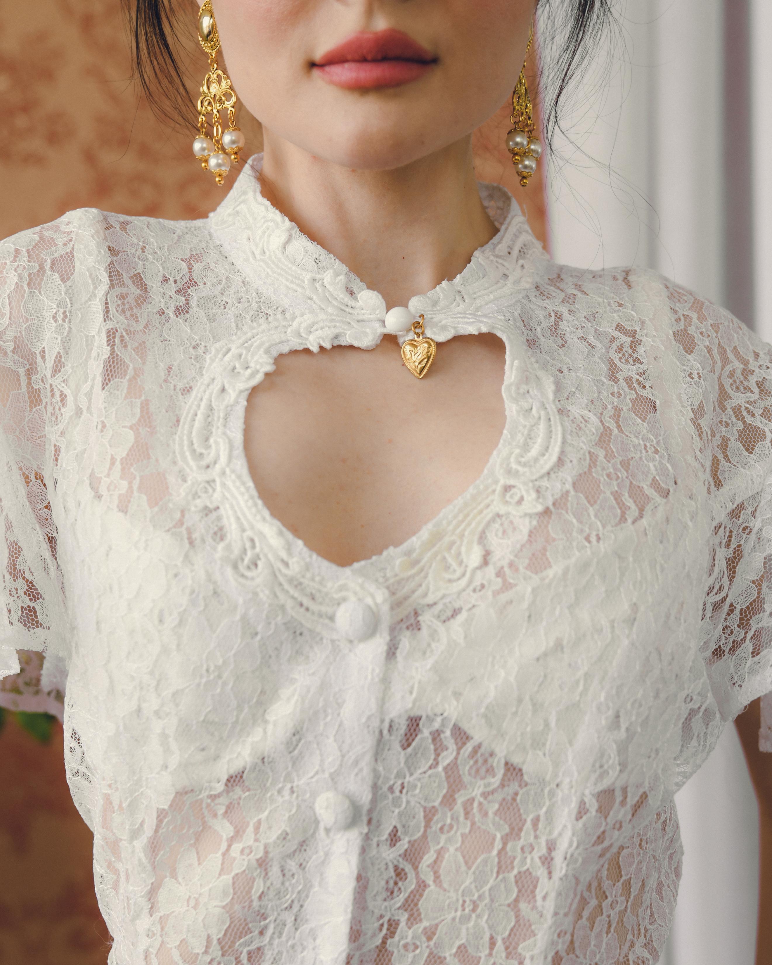 Vintage Lace Dress With Cut-Out Neckline In Good Condition For Sale In New York, NY