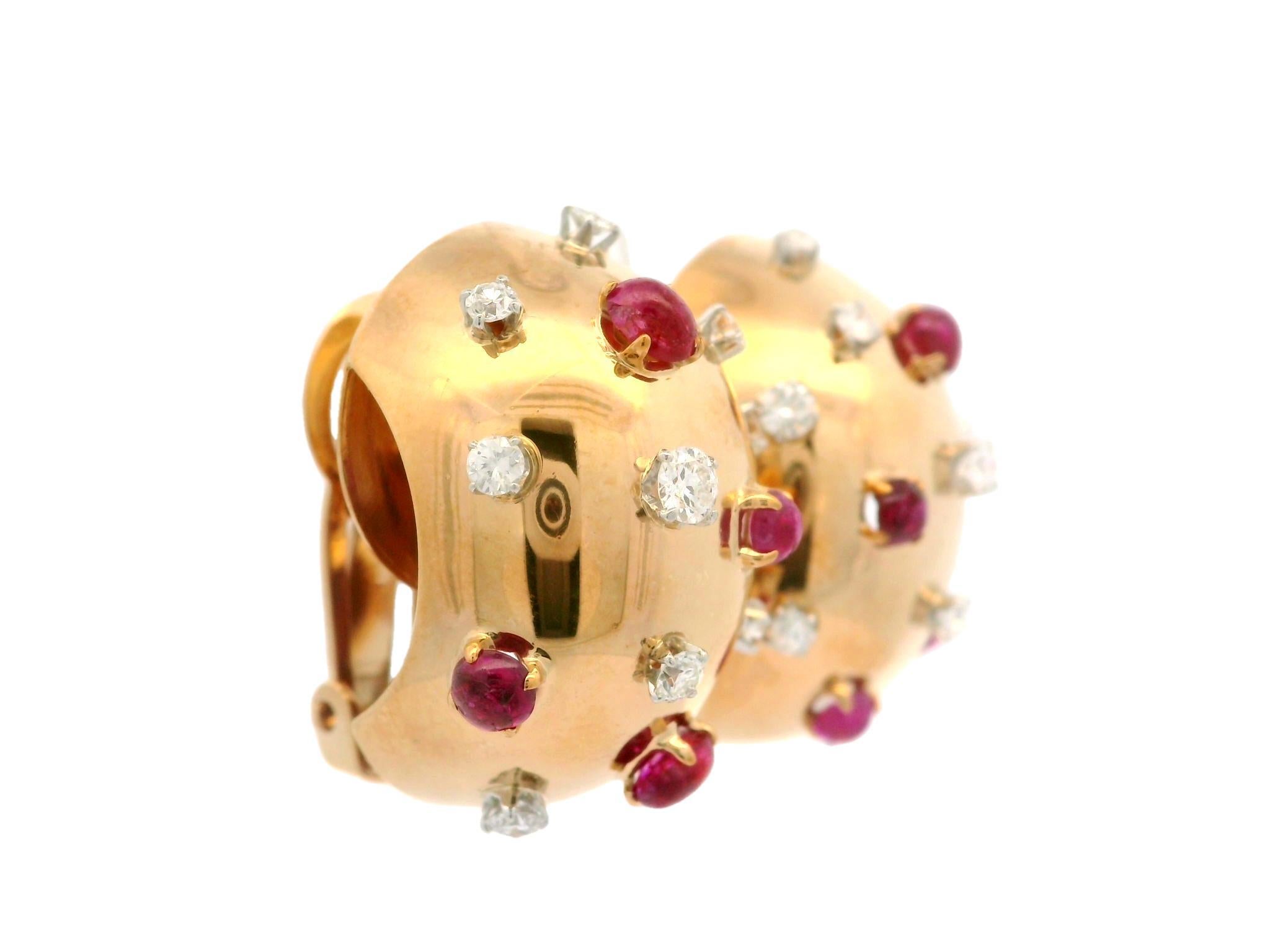 Cabochon Orecchini Sputnik d'epoca in oro giallo Lackritz con diamanti e rubini a cupola in vendita