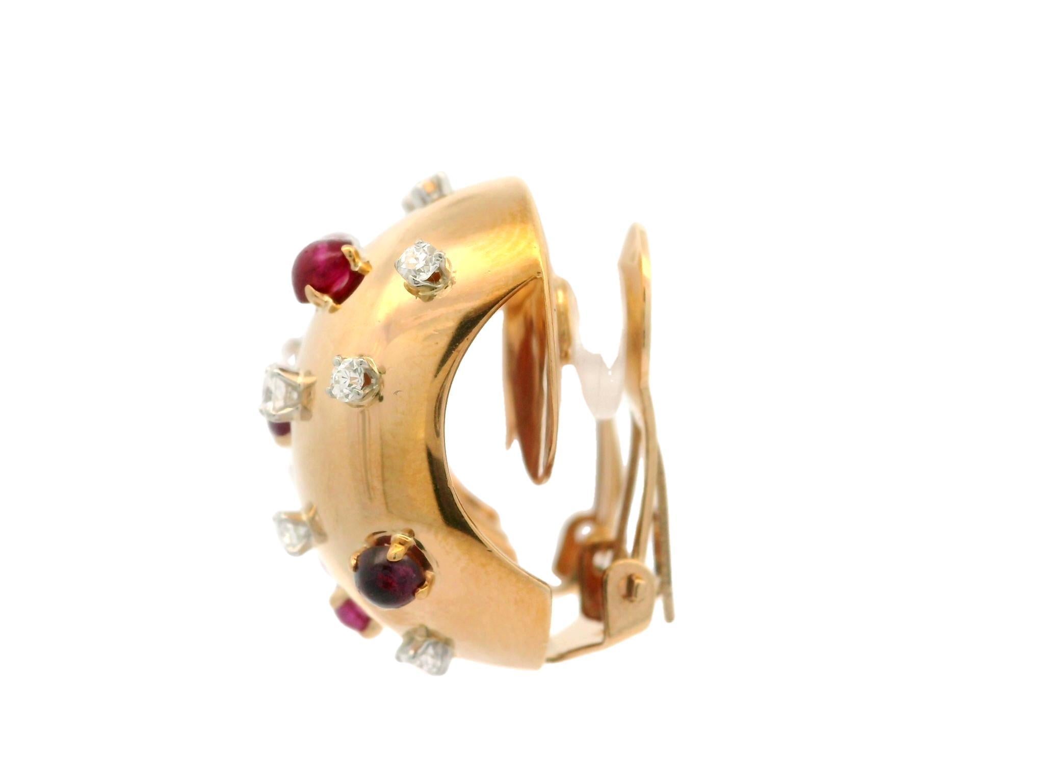 Donna Orecchini Sputnik d'epoca in oro giallo Lackritz con diamanti e rubini a cupola in vendita