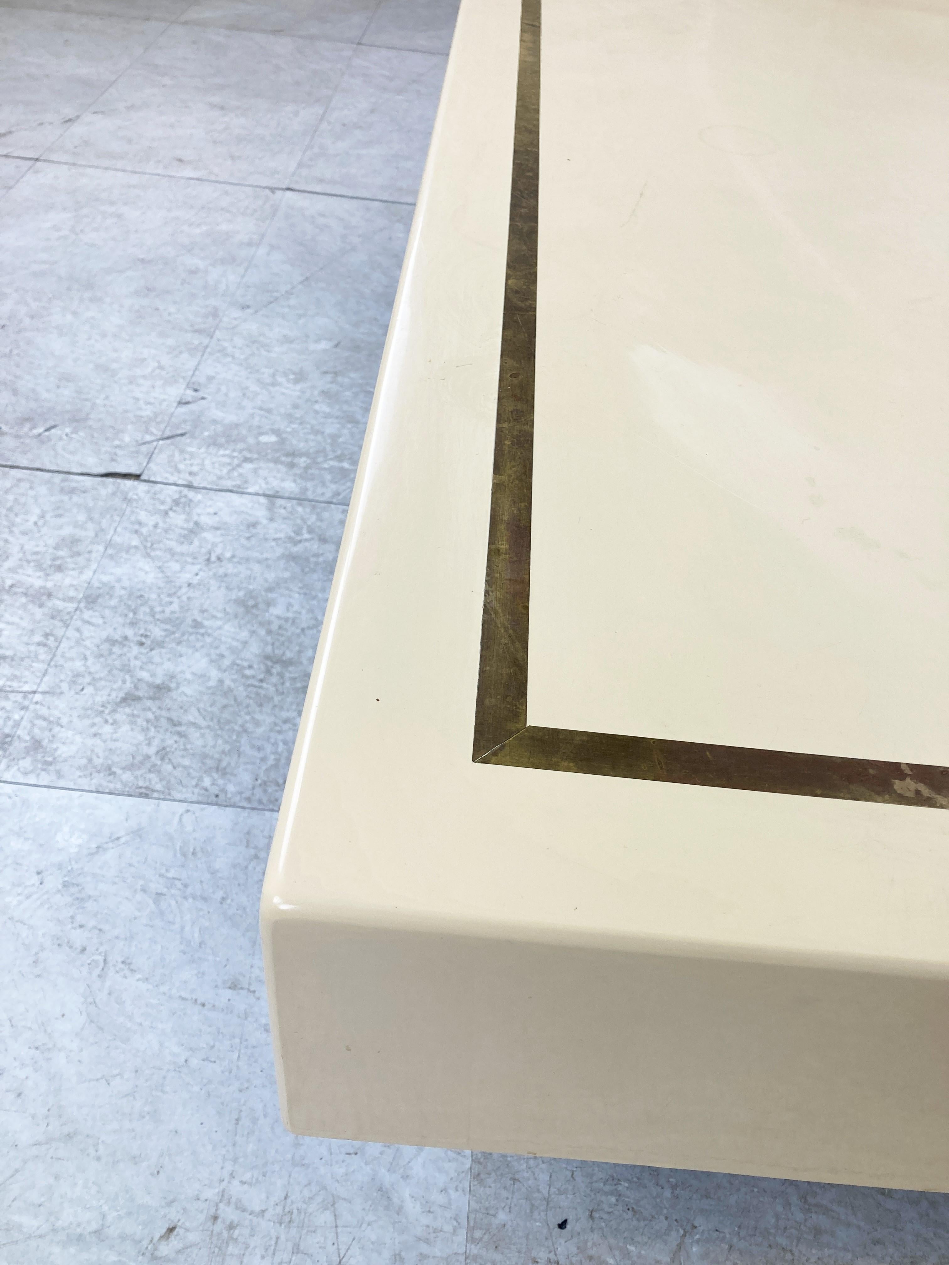 Mesa de centro setentera de laca beige y latón.

Bonita mesa de centro glam setentera al estilo de jean claude mahey. 

Estado: desgaste normal con algunos arañazos

años 70 - Francia

Dimensiones:
Altura: 30 cm/11,81
Anchura: