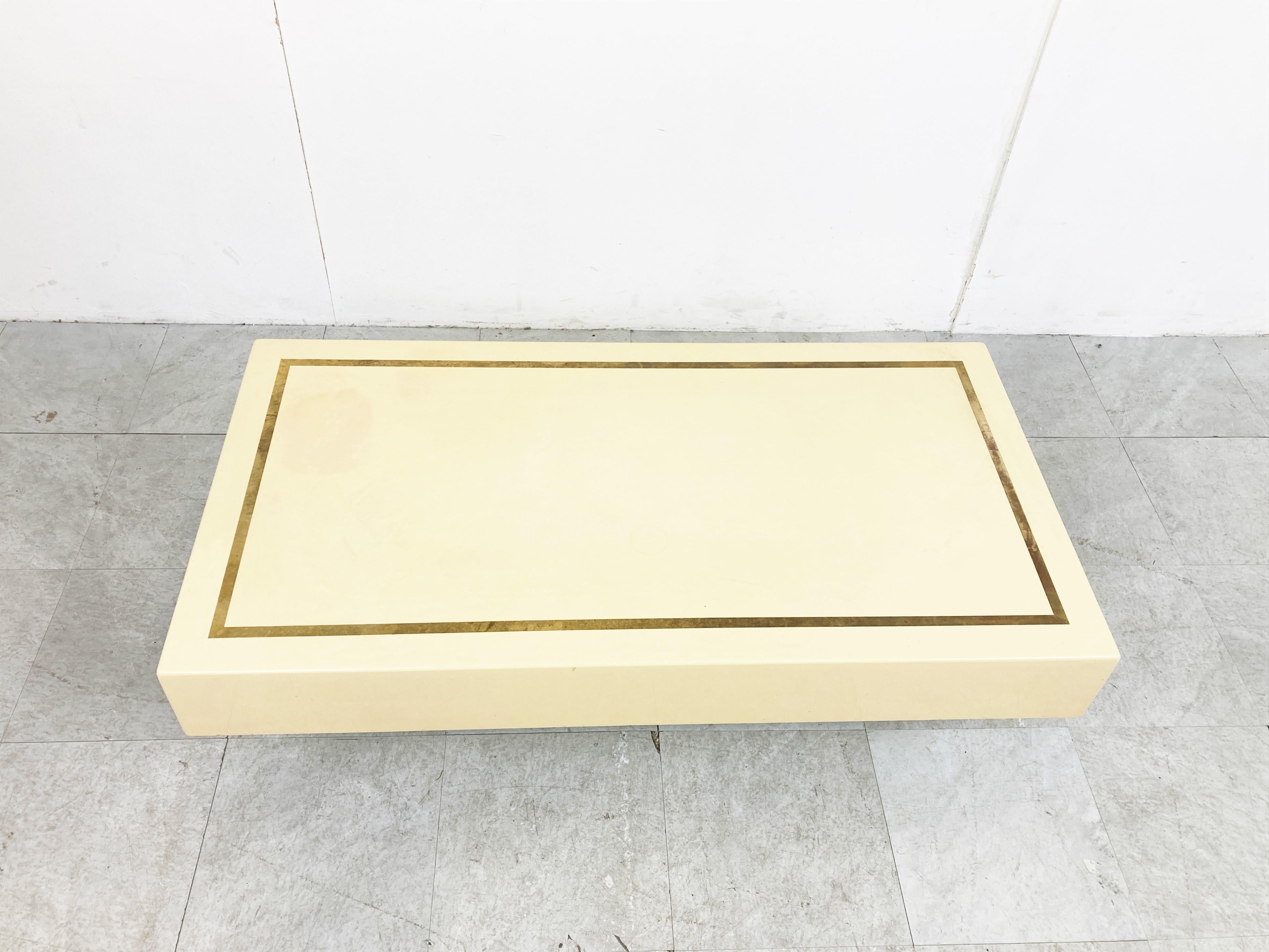 Mesa baja vintage de laca y latón, años 70 Regencia de Hollywood