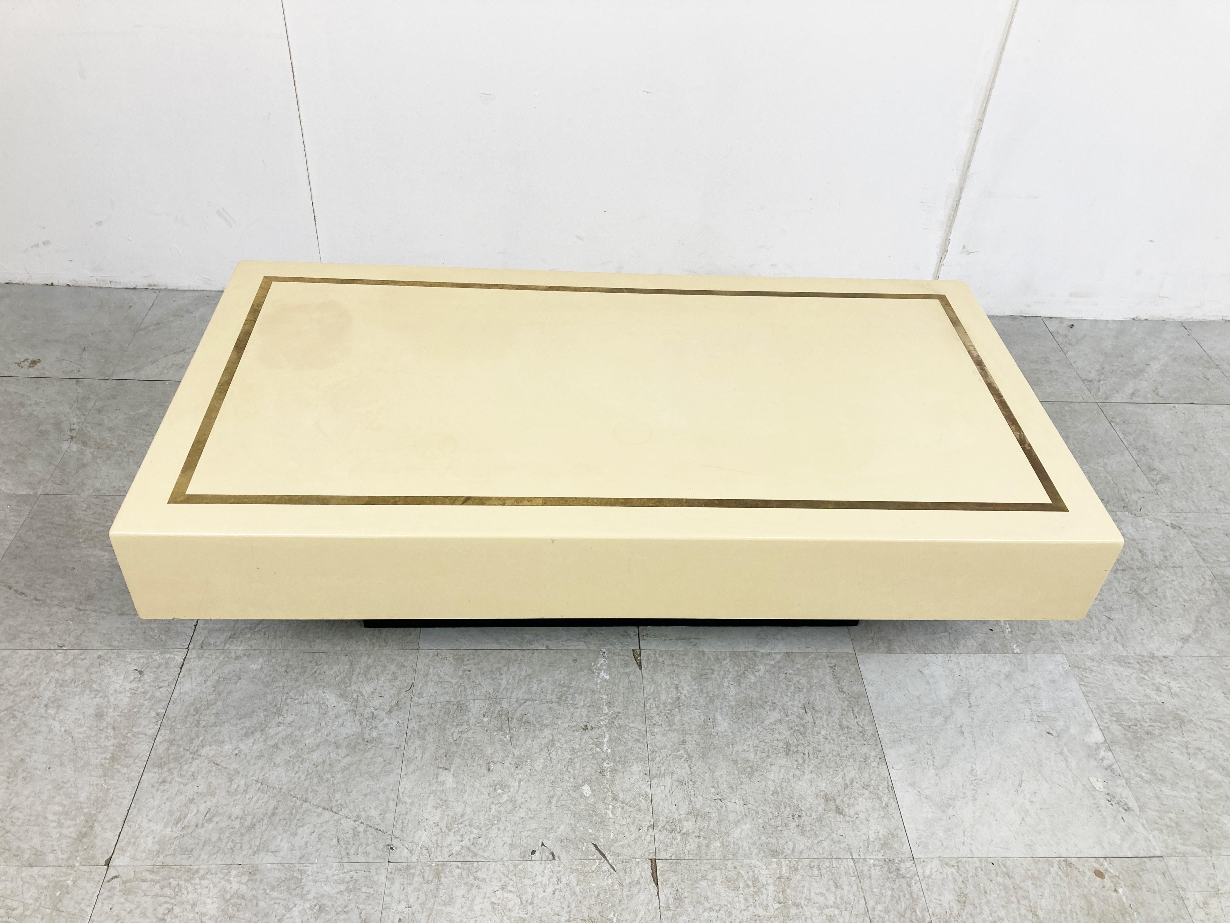 Mesa baja vintage de laca y latón, años 70 Francés