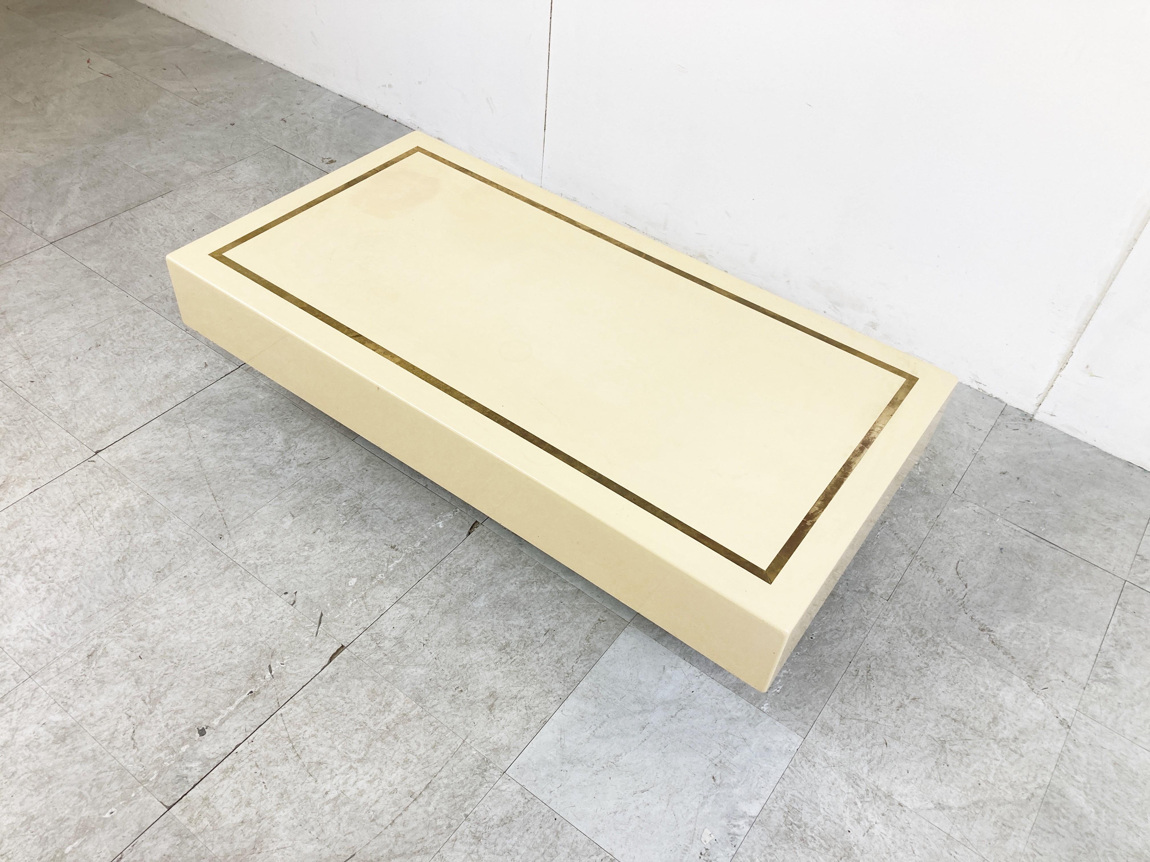 Mesa baja vintage de laca y latón, años 70 finales del siglo XX