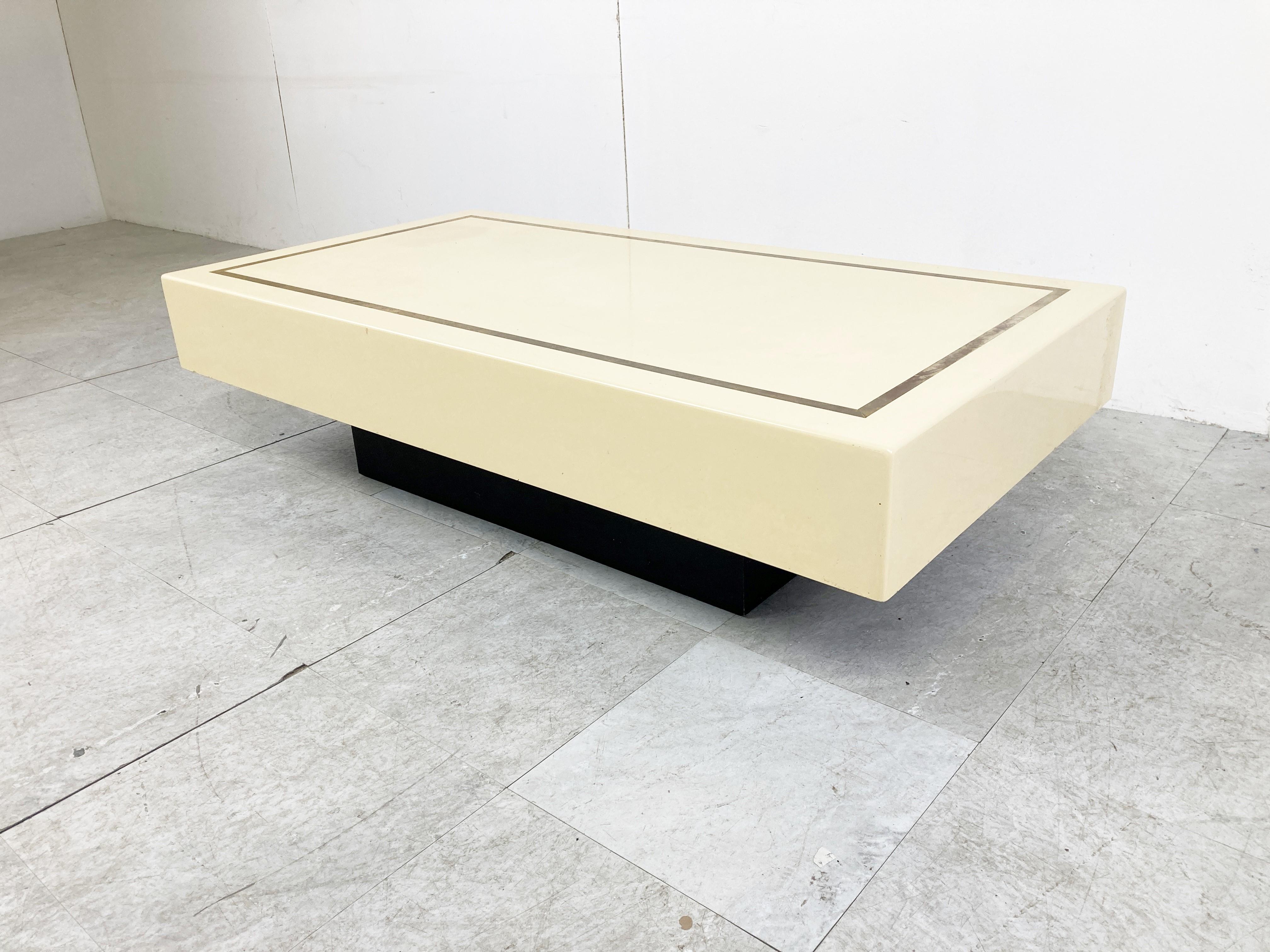 Mesa baja vintage de laca y latón, años 70 Latón
