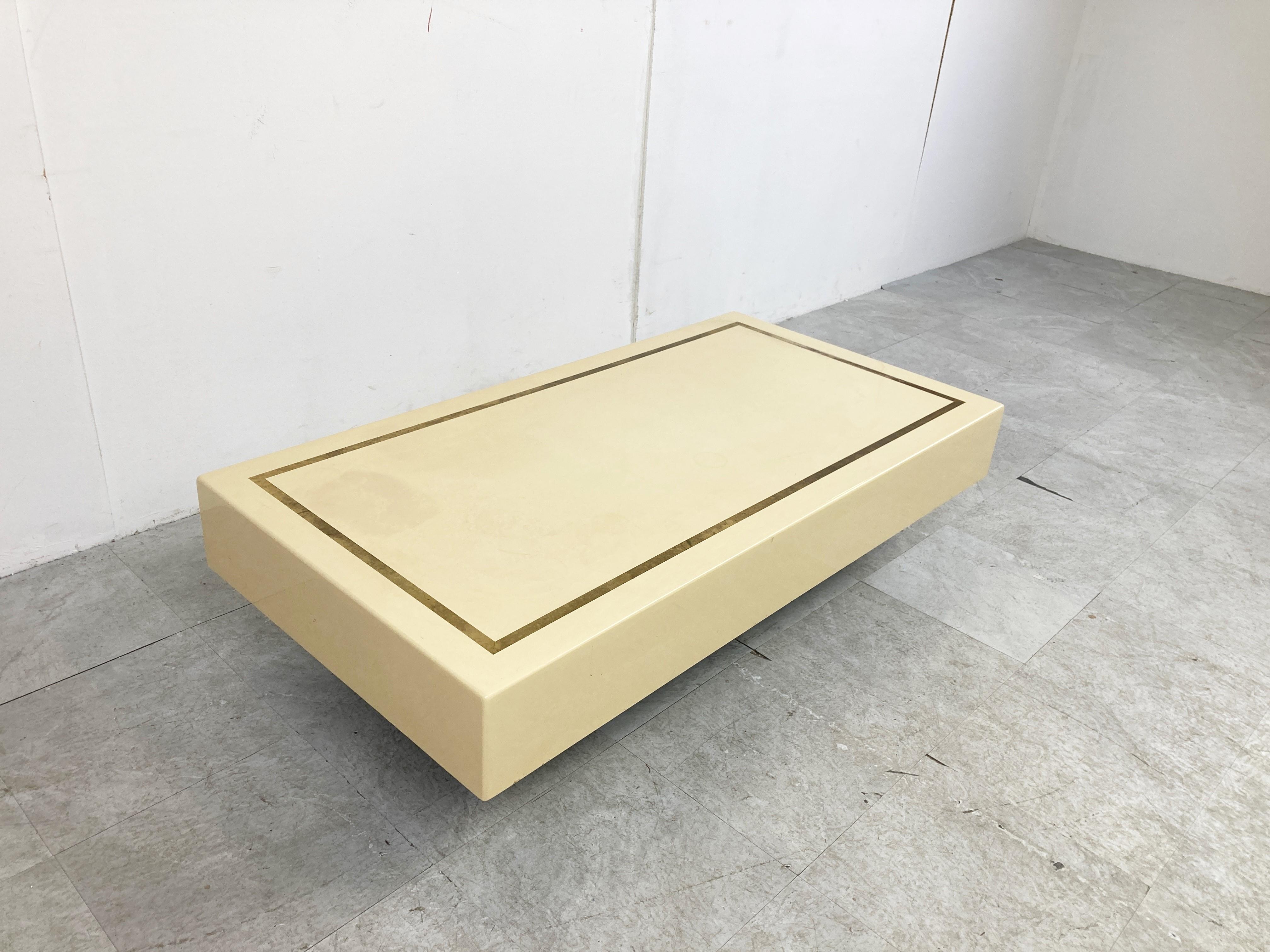 Mesa baja vintage de laca y latón, años 70 2