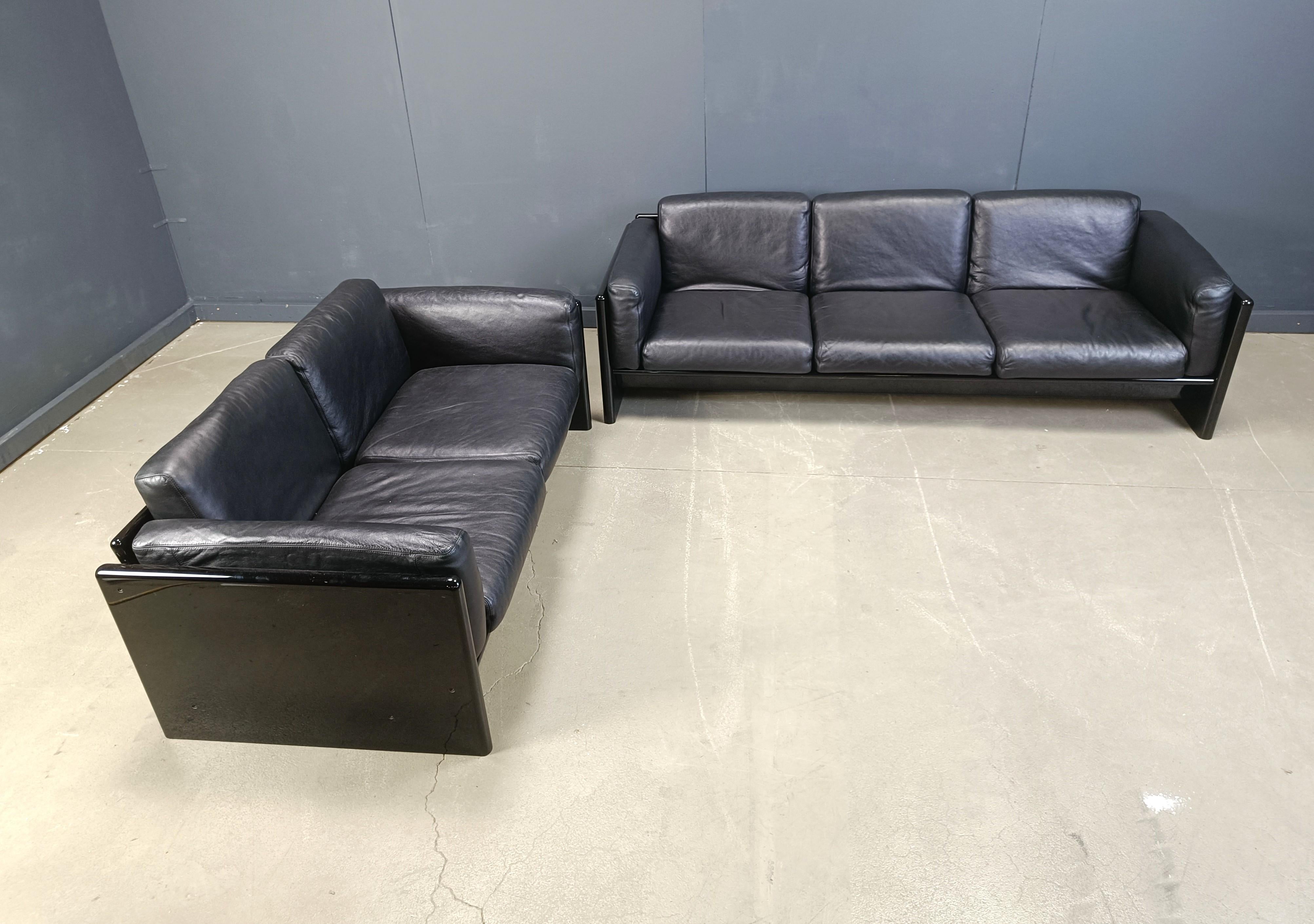 Seltene Sofagarnitur im Vintage-Stil, entworfen von Kazuhide Takahama für Studio Simon.

Schöne schwarz lackierte Paneele mit bequemen schwarzen Lederkissen.

Die Sofas sind unter den Polstern mit einem Label versehen.

Sehr guter Zustand.

1970er