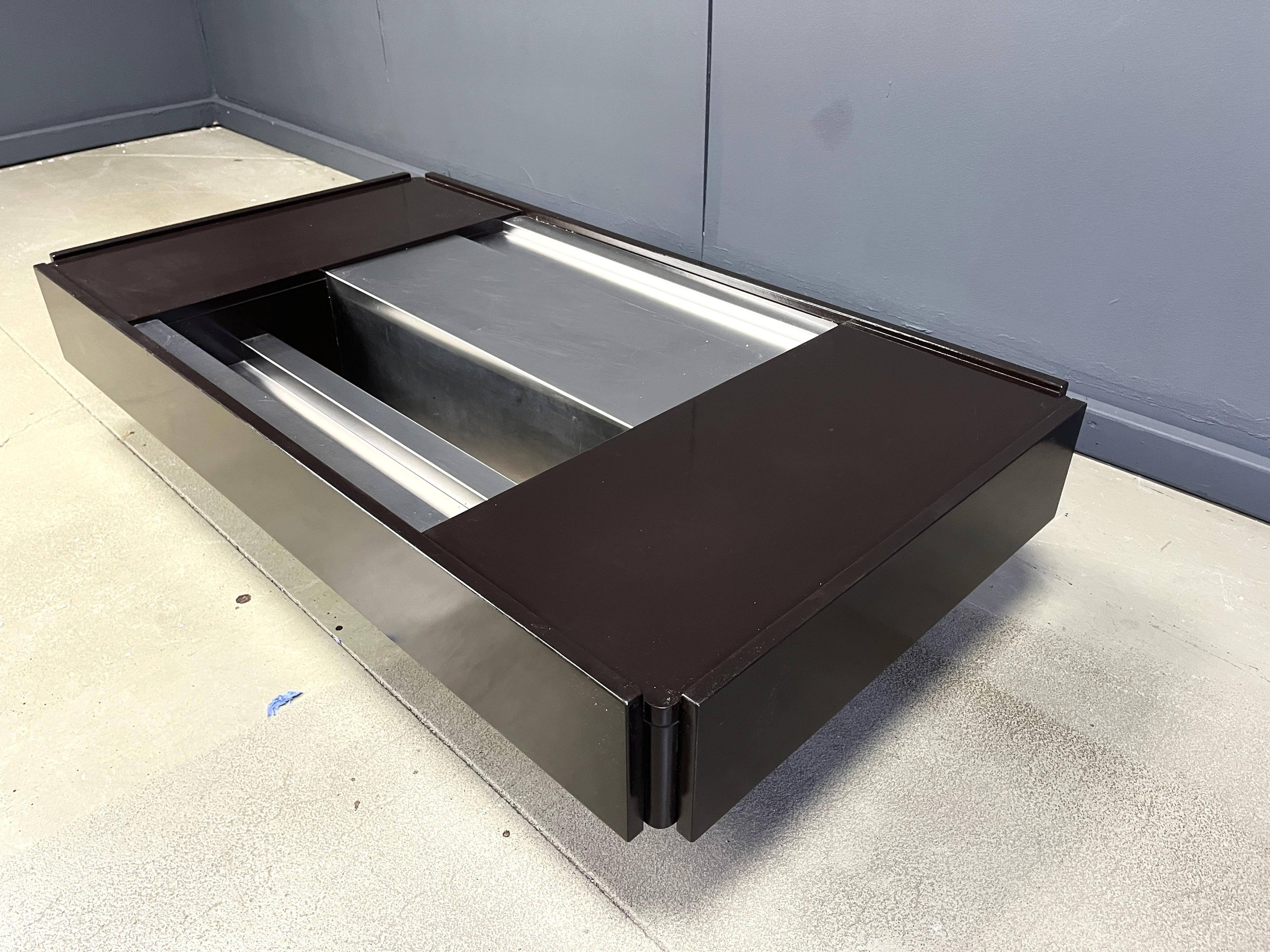 Vintage lacquer bar coffee table made in Italy attr to Mario sabot/Willy Rizzo For Sale