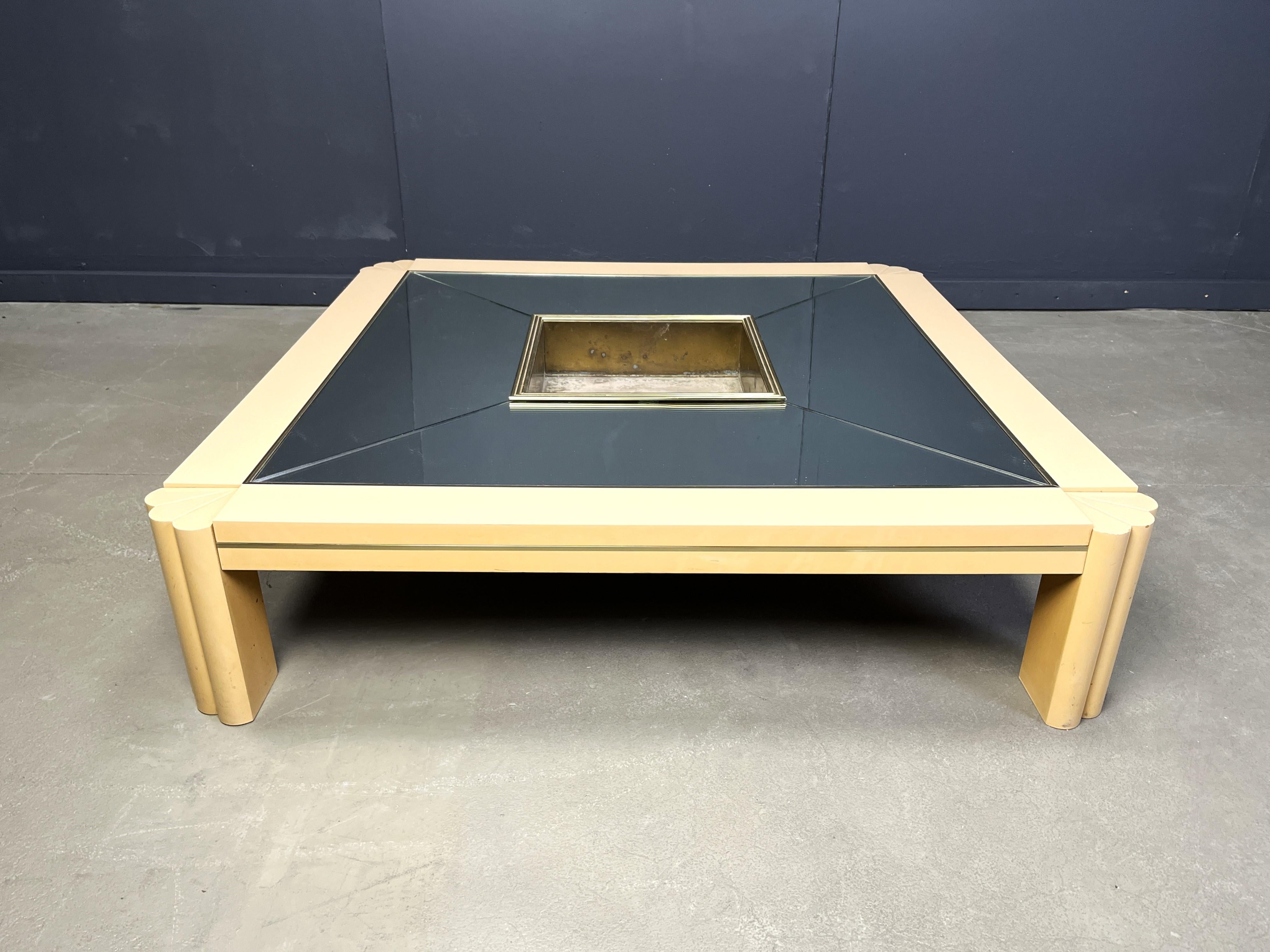 Hollywood-Regency-Couchtisch mit Bar/Pflanzenfach, entworfen vom späten französischen Schauspieler/Designer Alain Delon für Maison Jansen.

Dieser seltene und luxuriöse Couchtisch besteht aus beige lackiertem Holz mit einem