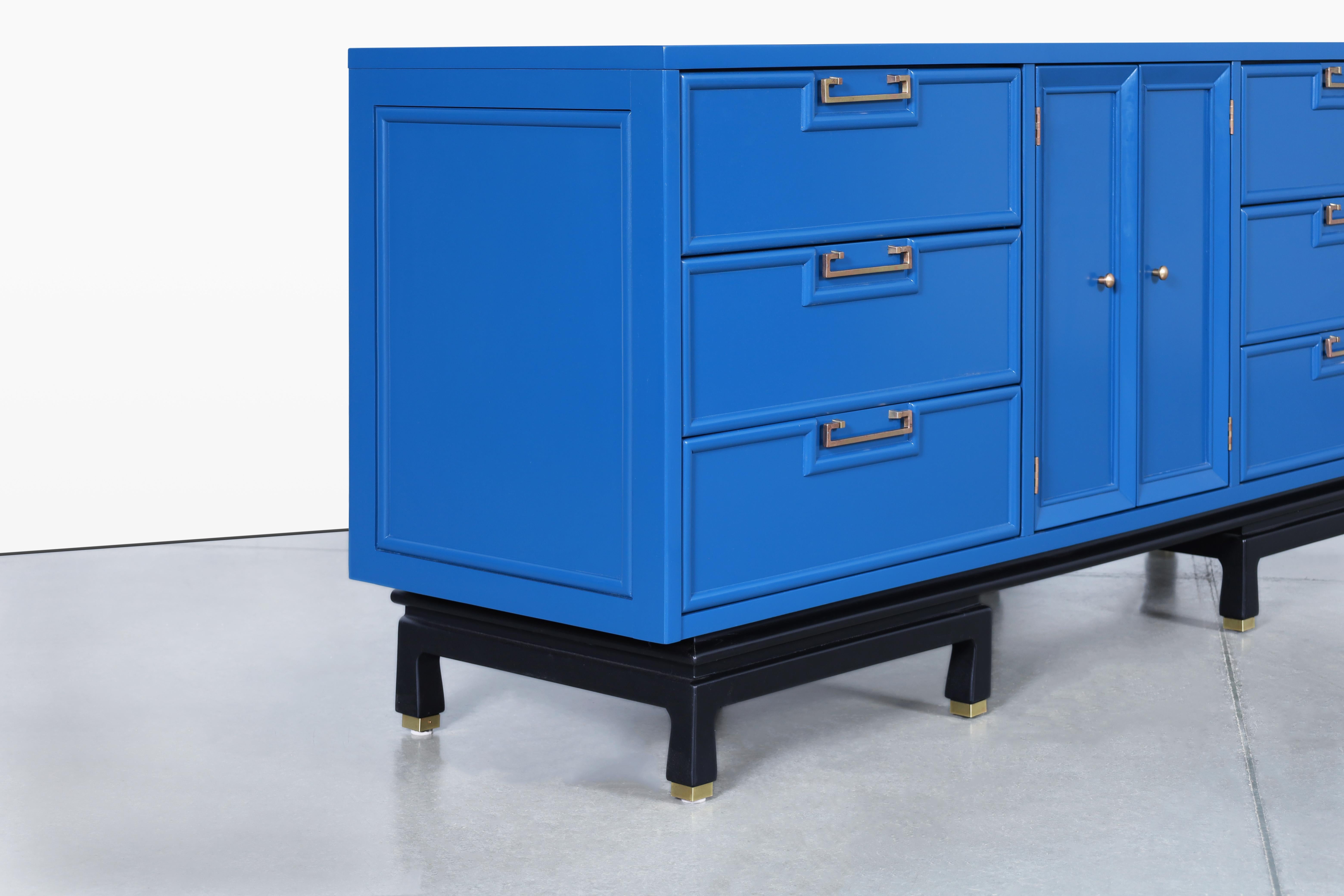 Mid-Century moderno Comò d'epoca laccato e in ottone di American of Martinsville in vendita