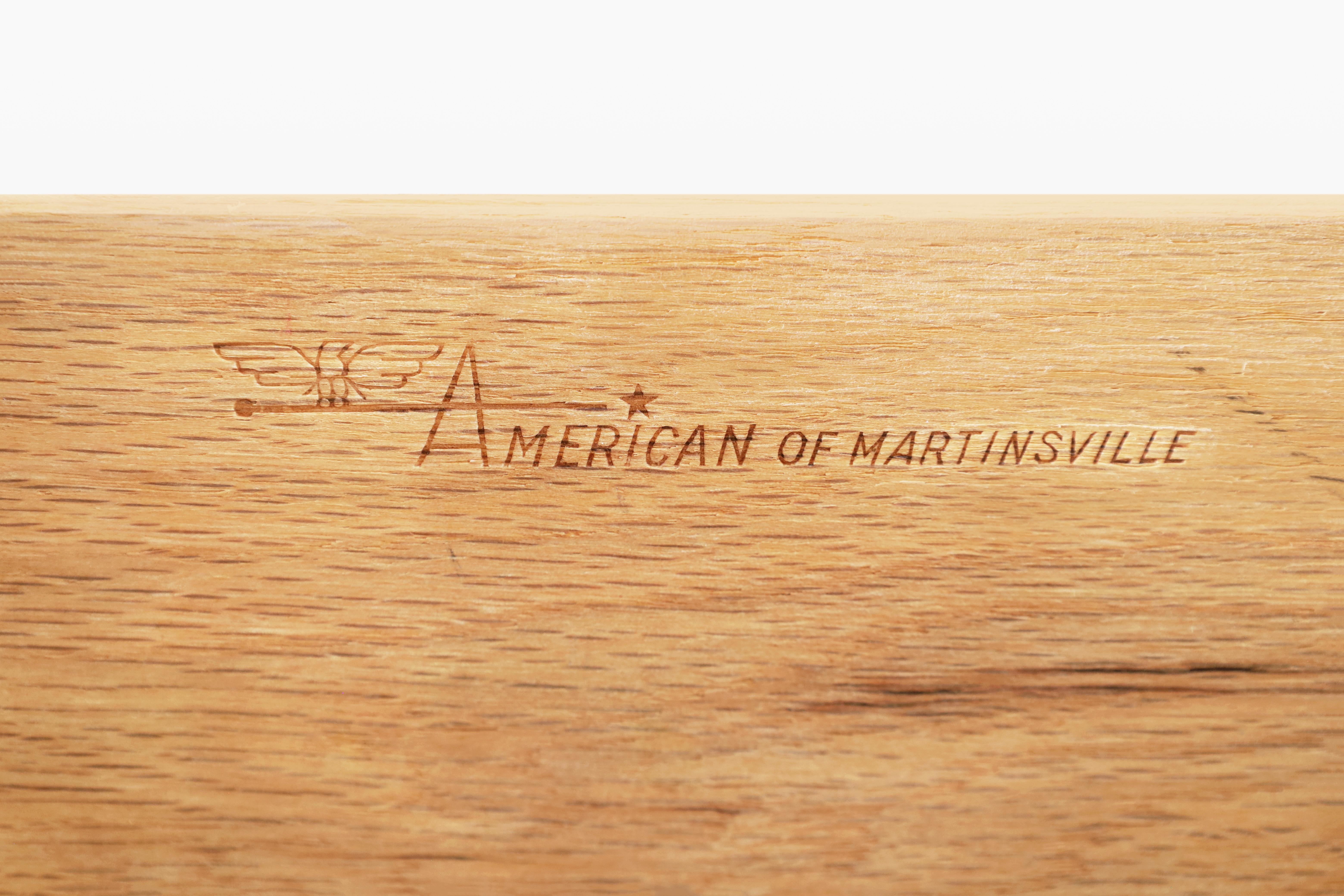 Comò d'epoca laccato e in ottone di American of Martinsville in vendita 2