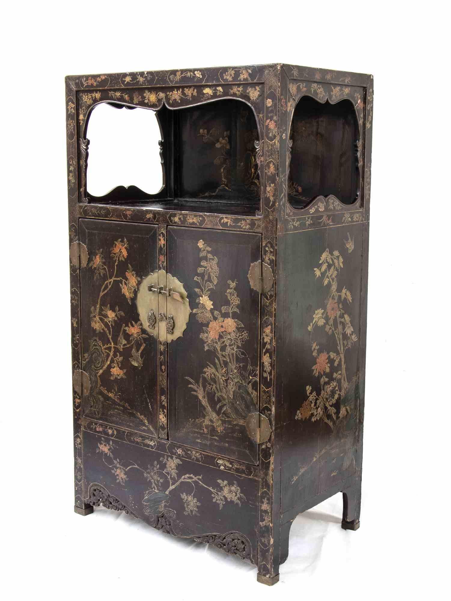 China, early 20th century.

Rectangular section, the lower area with a compartment with two doors with metal hinges, the upper section with open compartment with a wavy profile frame, the entire external surface freely decorated in polychromy on a