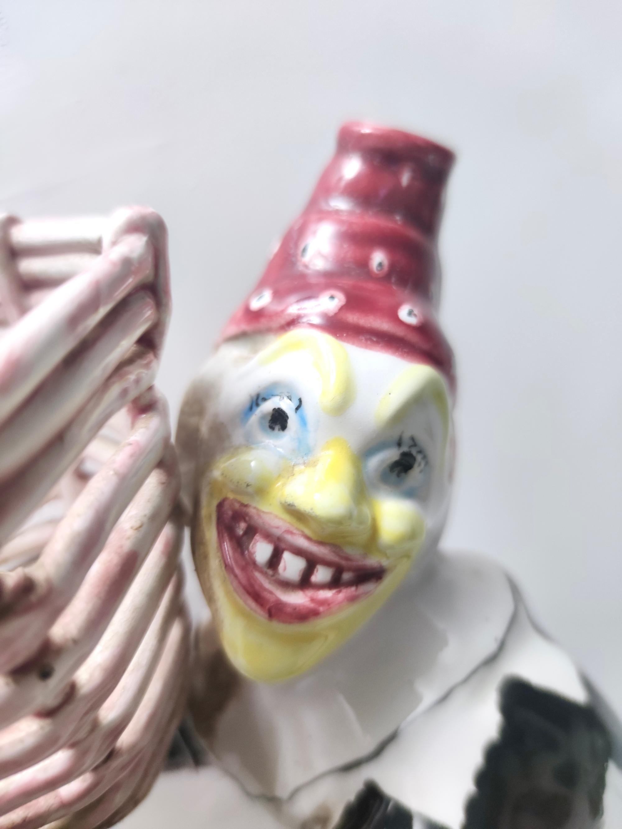 Mehrfarbige lackierte Clown-Wandleuchte aus Keramik von Coronetti, Italien (Mitte des 20. Jahrhunderts) im Angebot