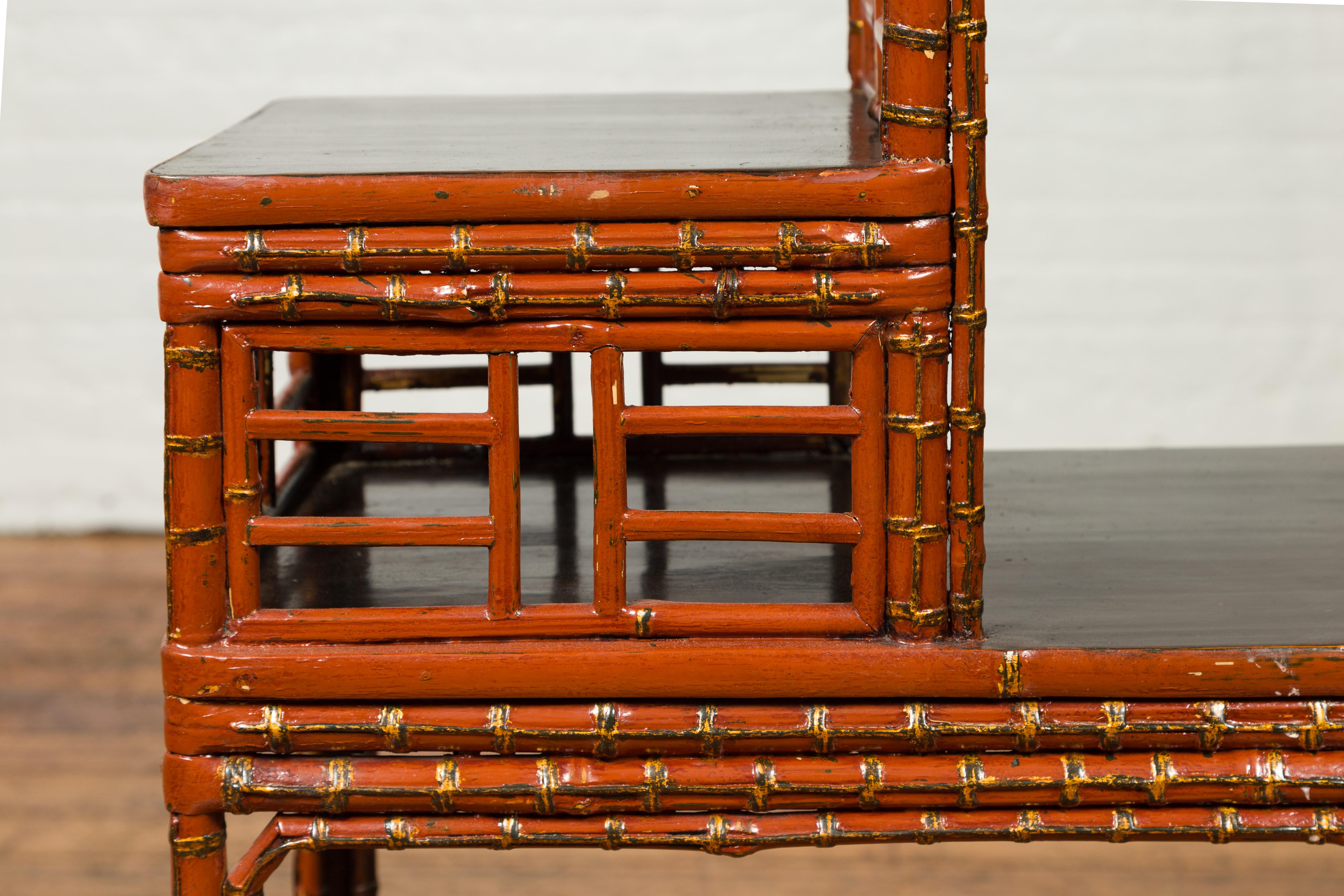Vieille table de lampe chinoise en bambou laqué avec motifs géométriques Bon état - En vente à Yonkers, NY