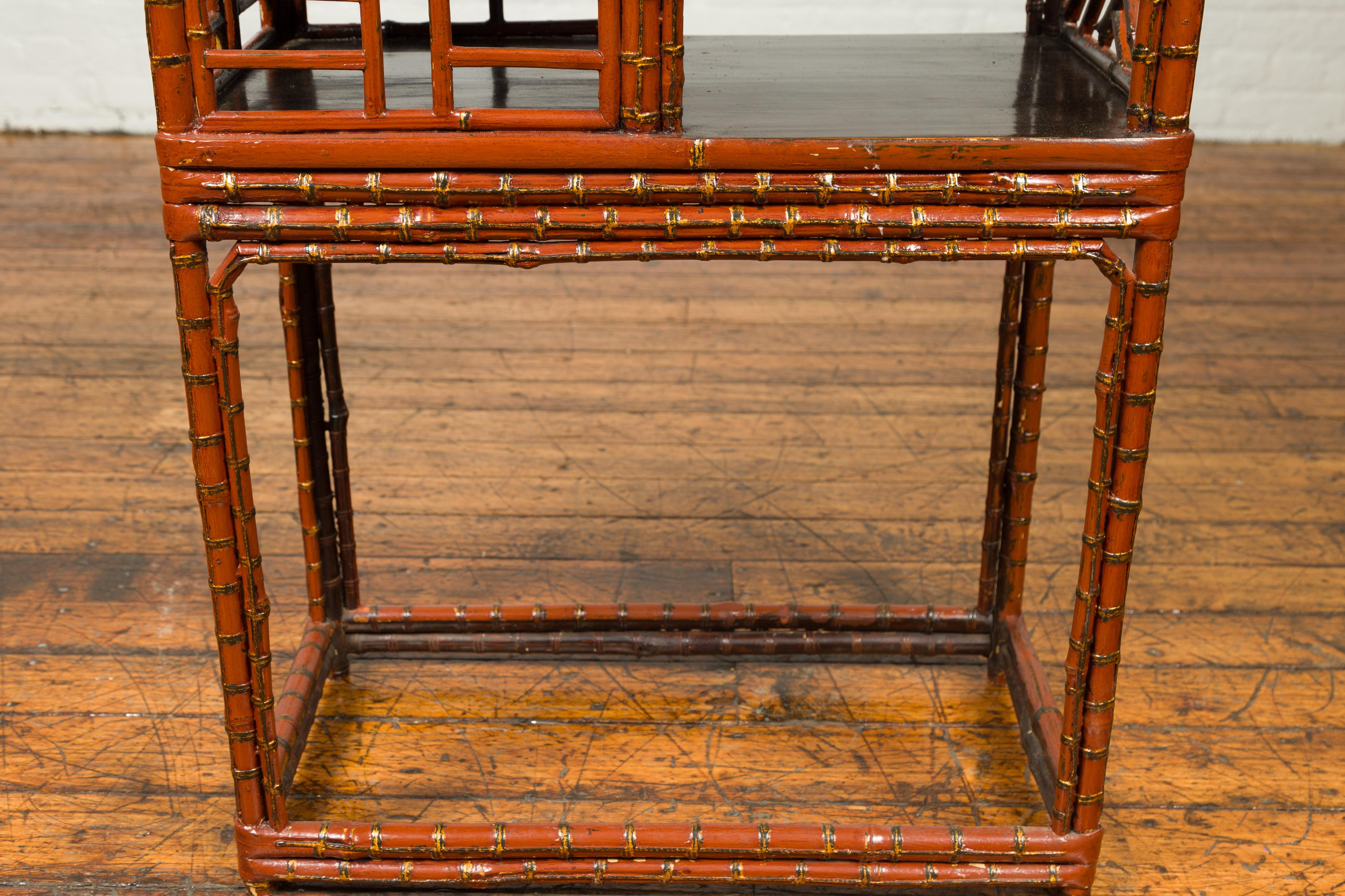 Vieille table de lampe chinoise en bambou laqué avec motifs géométriques en vente 1