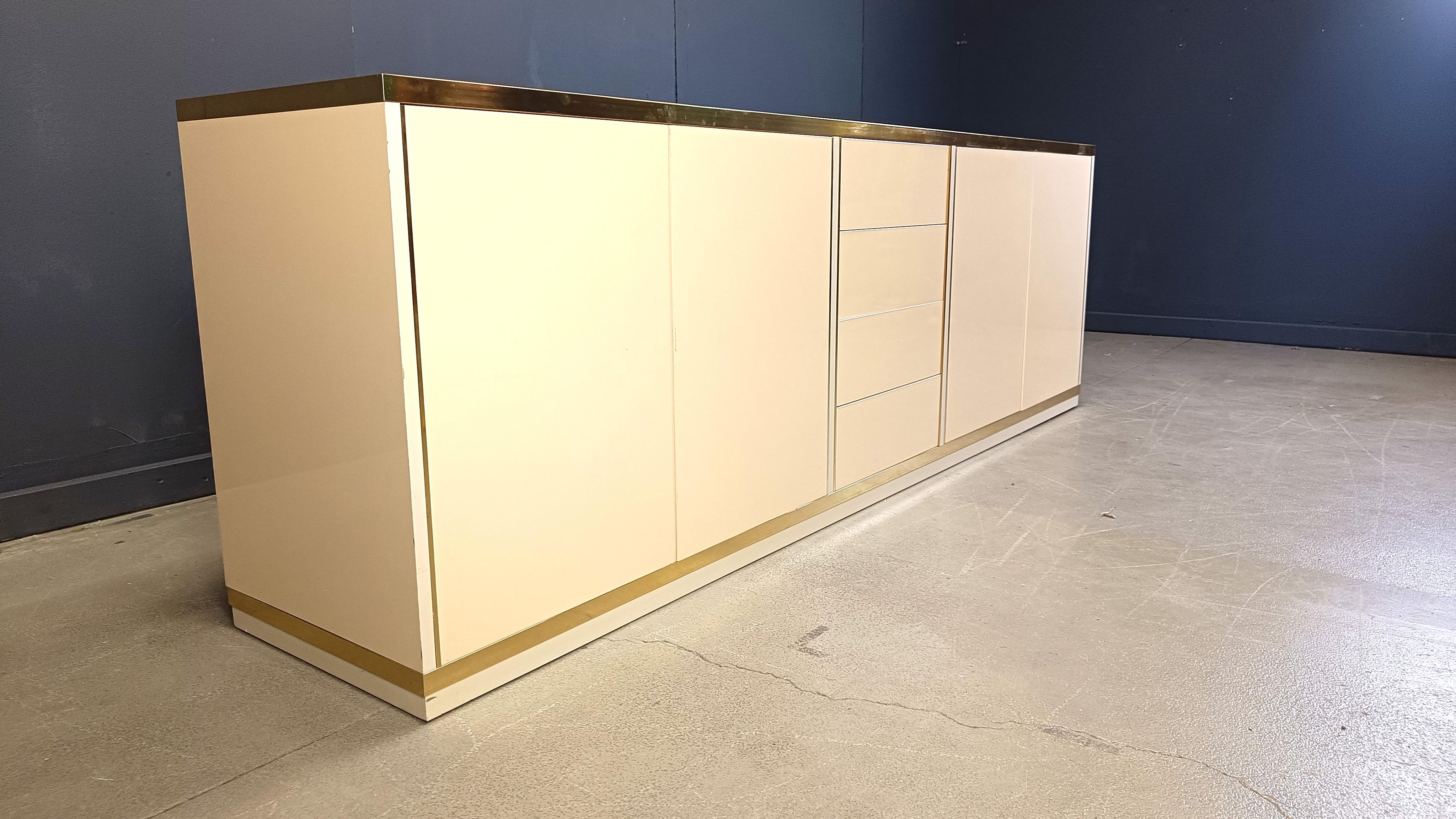 Vintage lacquered credenza, 1980s In Good Condition For Sale In Leuven, Vlaams Gewest