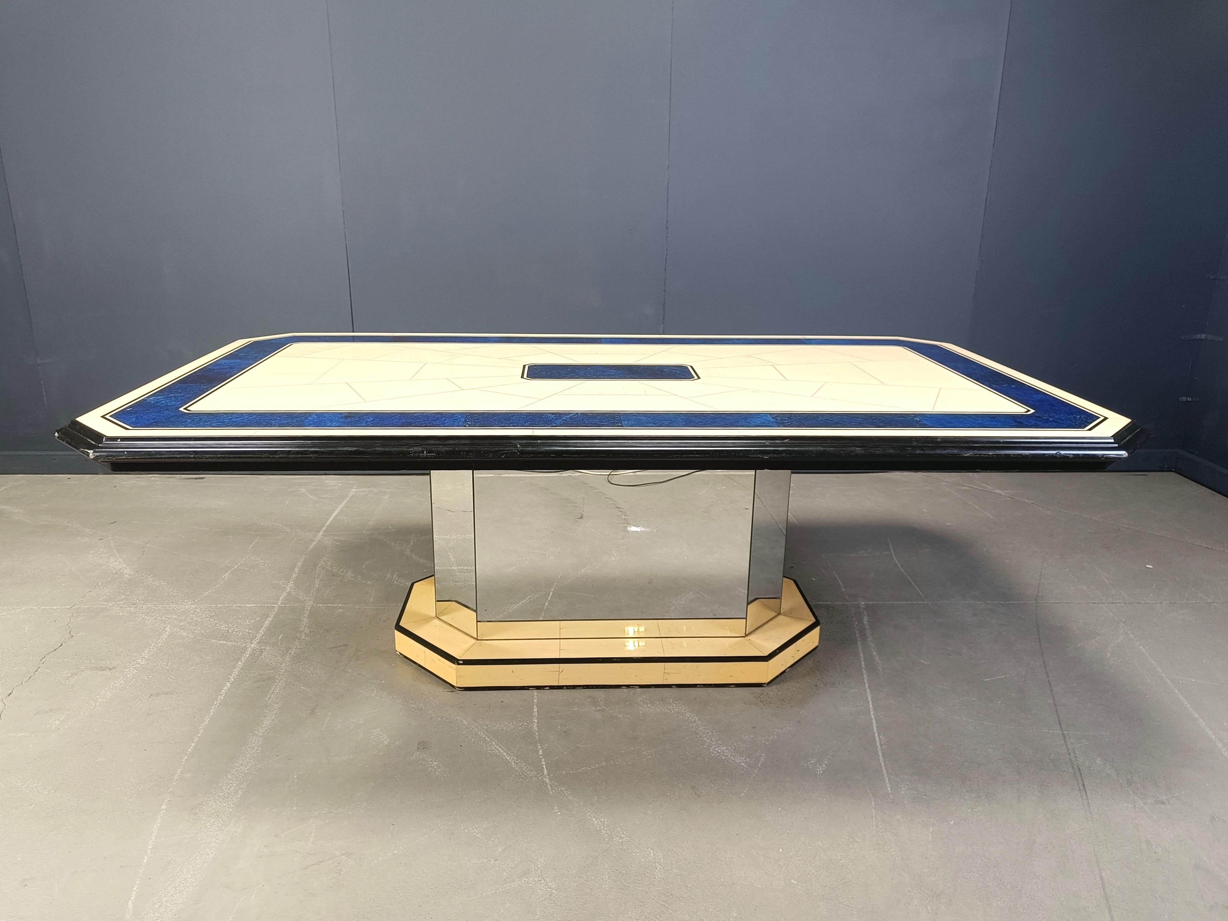 Table de salle à manger unique en stratifié avec un plateau de couleur ivoire contrastant avec une belle couleur bleue.

Base en bois laqué et miroir.

Années 1970 - France

Bon état, usure normale liée à l'âge

Hauteur : 74 cm
Largeur : 220