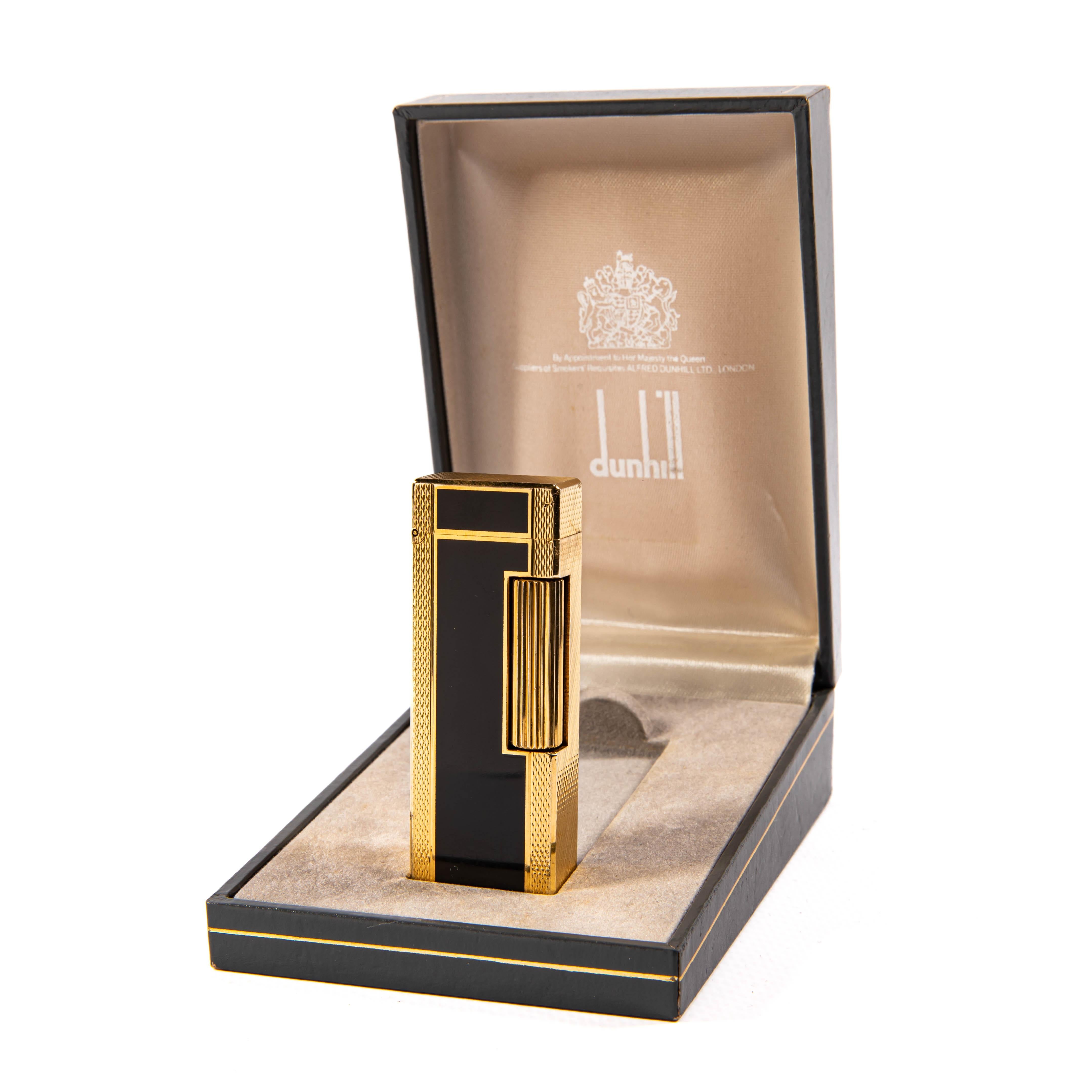 Issu de l'univers sophistiqué de Dunhill, le briquet Rollagas incarne le vaste héritage de la marque en matière de fabrication d'accessoires de luxe pour fumeurs. Connu pour son allure classique et sa mécanique de précision, Dunhill est un symbole
