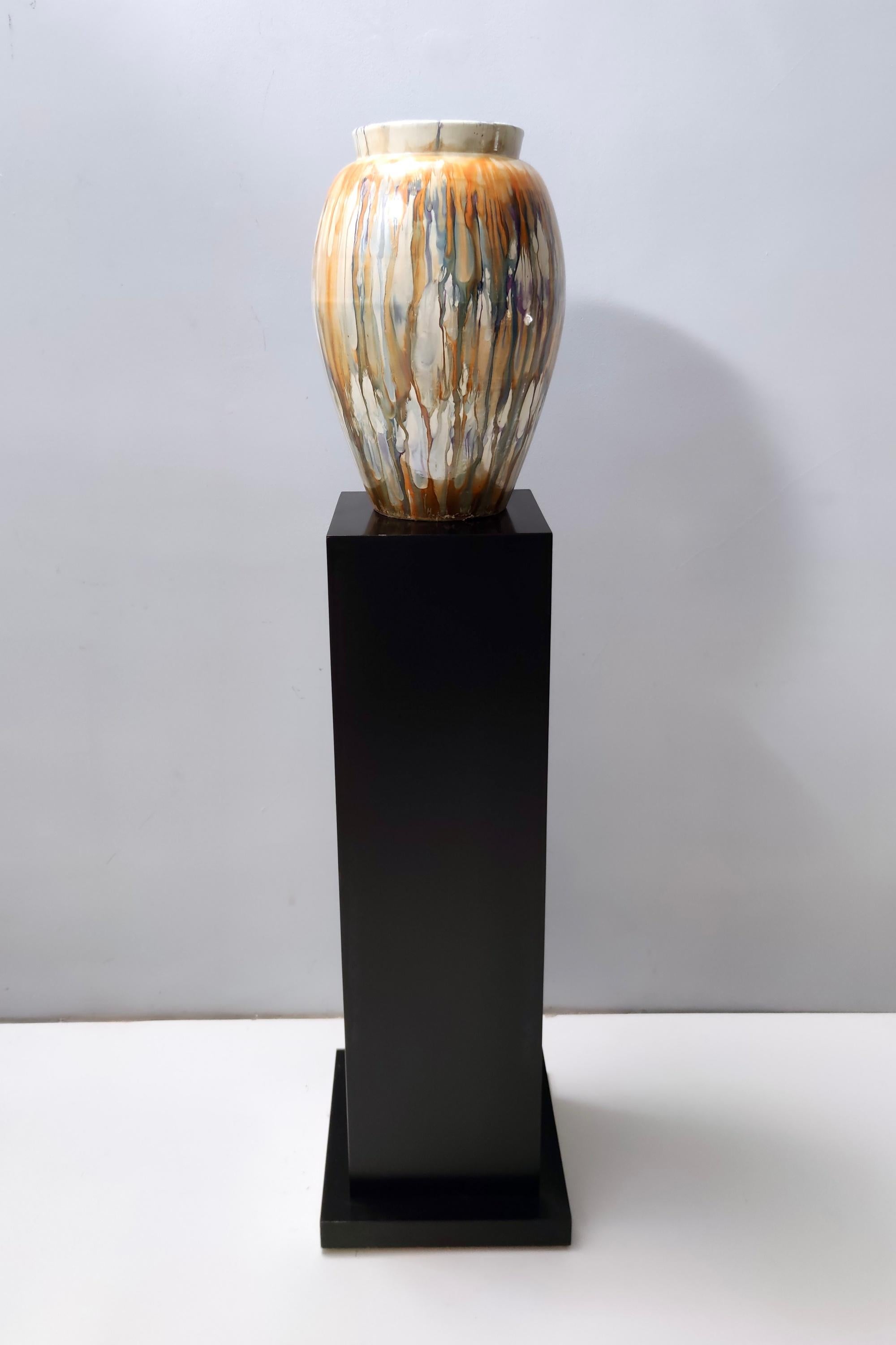 Fabriqué en Italie, années 1940 - 1950.
Ce vase en faïence laquée est marqué par Pasquinucci, Le ceramiche di Pisa. 
Il s'agit d'une pièce d'époque, qui peut donc présenter de légères traces d'utilisation, mais qui peut être considérée comme étant