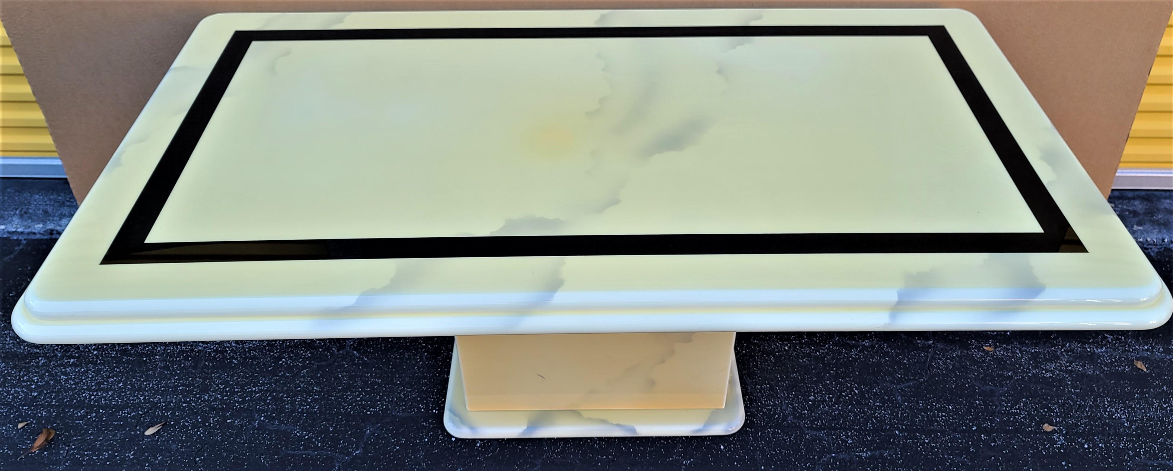Mid-Century Modern Table de salle à manger à piédestal vintage en fausse peau de chèvre laquée de style Karl Springer en vente