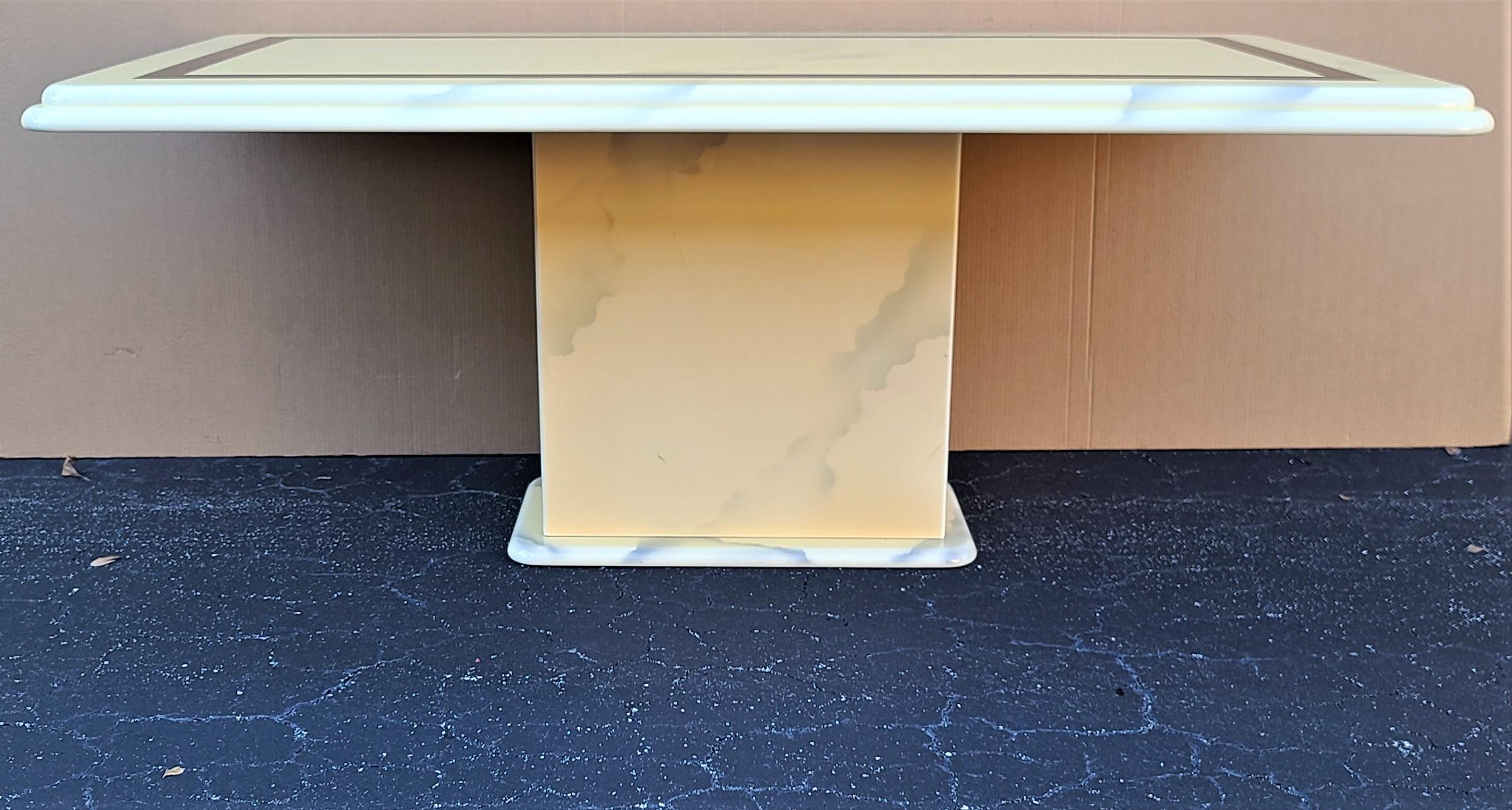 Table de salle à manger à piédestal vintage en fausse peau de chèvre laquée de style Karl Springer en vente 1