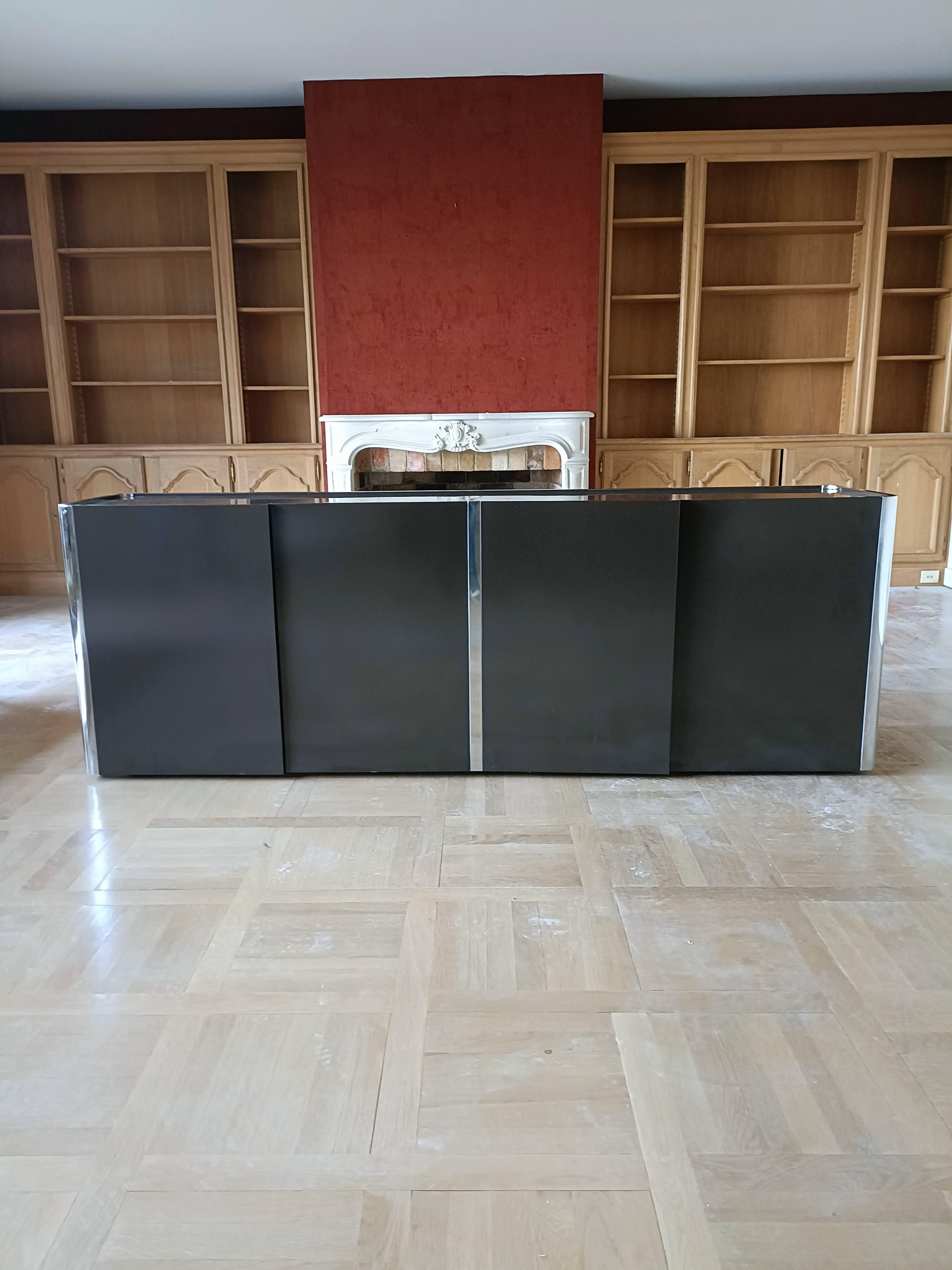 Marco Zanuso for Arflex brown wooden lacquered buffet, sideboard and metal parts on the contours.
.
1960.
.
4 doors with two shelves inside.
.
Wear due to the time and age on a part of the top of the buffet ; apart from that the sideboard is
