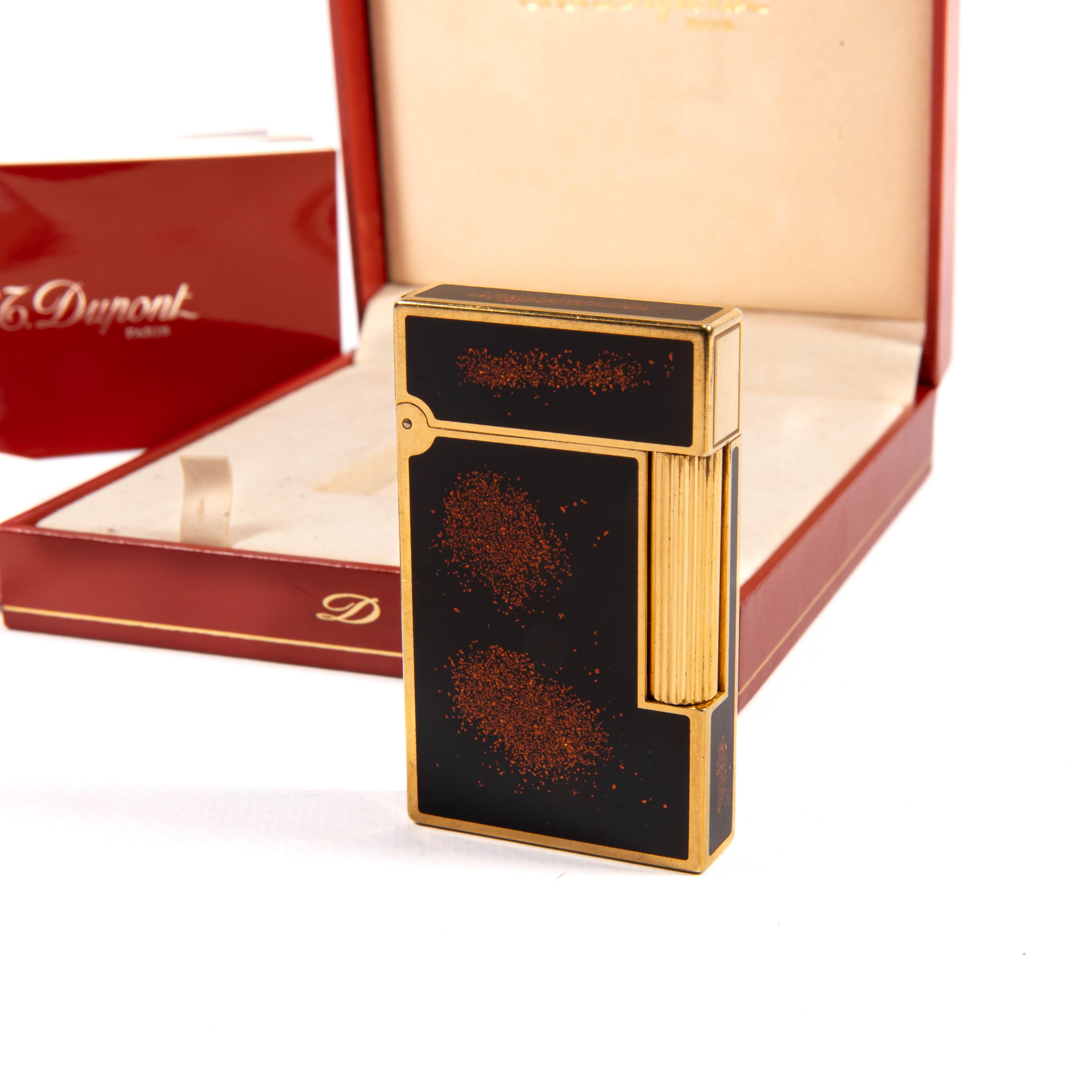S.T. laqué Vintage DUPONT Ligne 2 Regular Lighter Gold Dust in Box 1990 Bon état - En vente à DELFT, NL