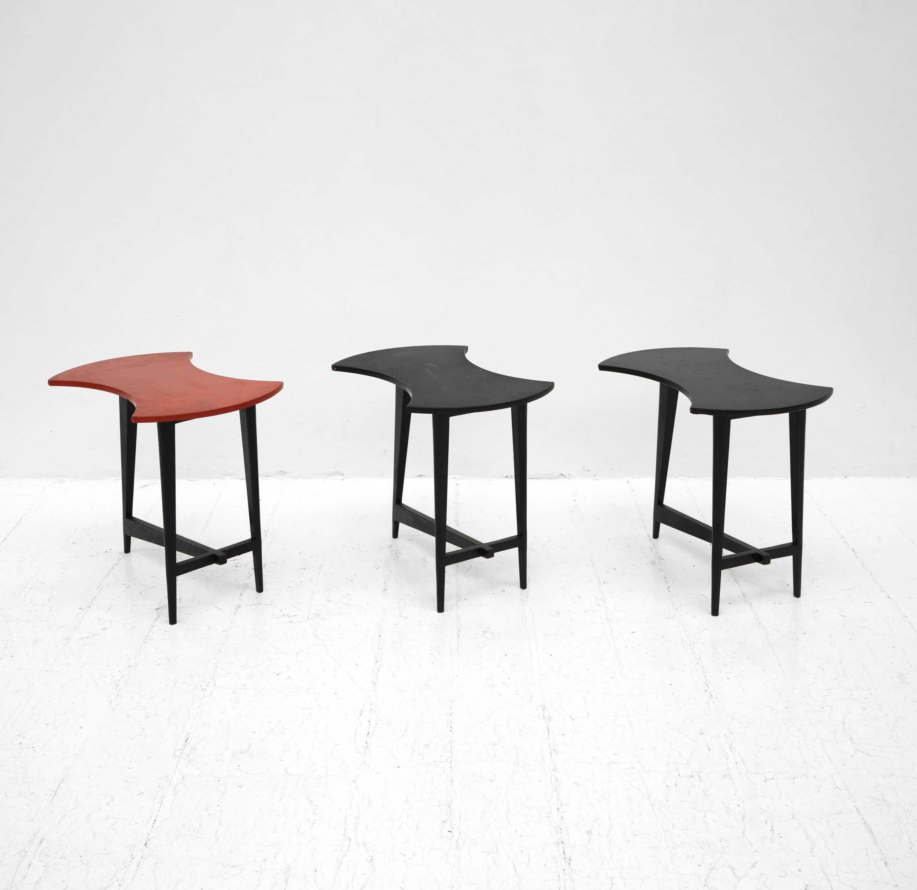 Tabourets / tables d'appoint en bois vintage conçus par l'artiste vietnamien Thanh-Ley (1919-2003). 

Il y a 3 tabourets disponibles, le prix est par tabouret.

Dimensions (cm, environ) :
Hauteur : 42
Largeur : 32
Profondeur : 35

Condit : Petites