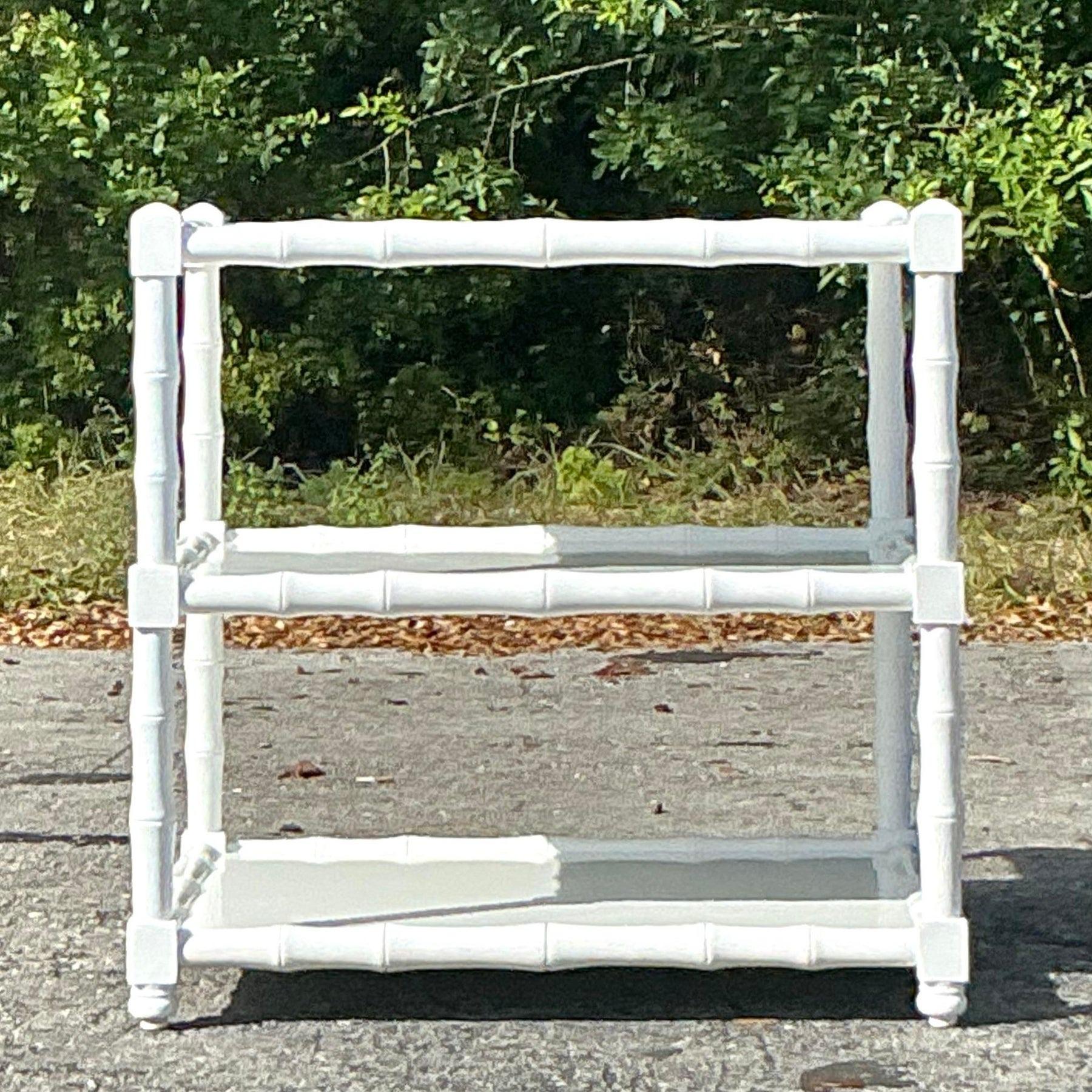Possiedi un pezzo di storia del design con questo tavolo a tre laccato vintage proveniente dalla proprietà di Harley Earl. Conosciuto come pioniere del design automobilistico, l'influenza di Earl si estende a questo pezzo raro ed elegante.