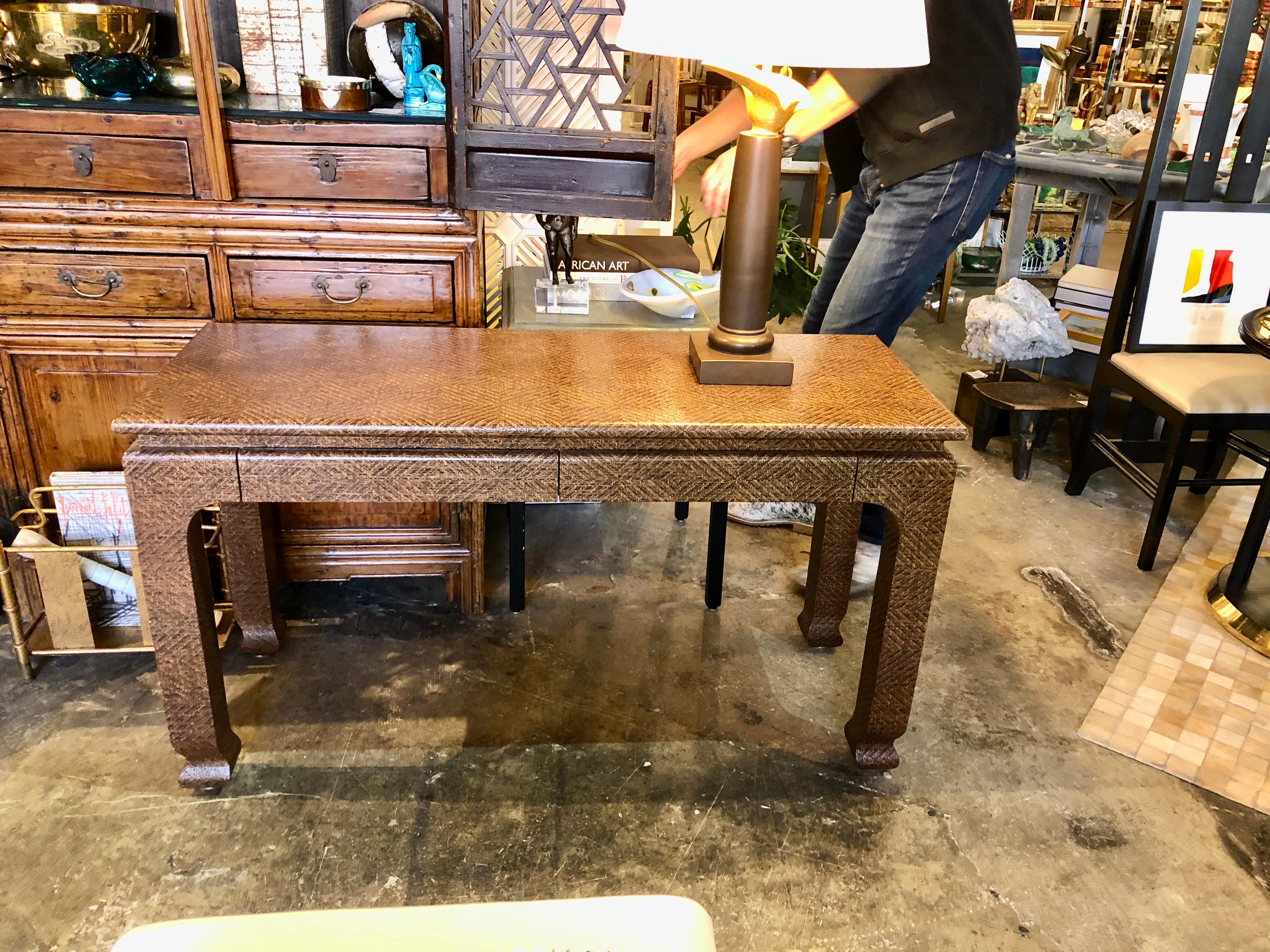 Fin du 20e siècle Table console vintage en raphia tissé et laqué de Harrison Van Horn, Los Angeles en vente