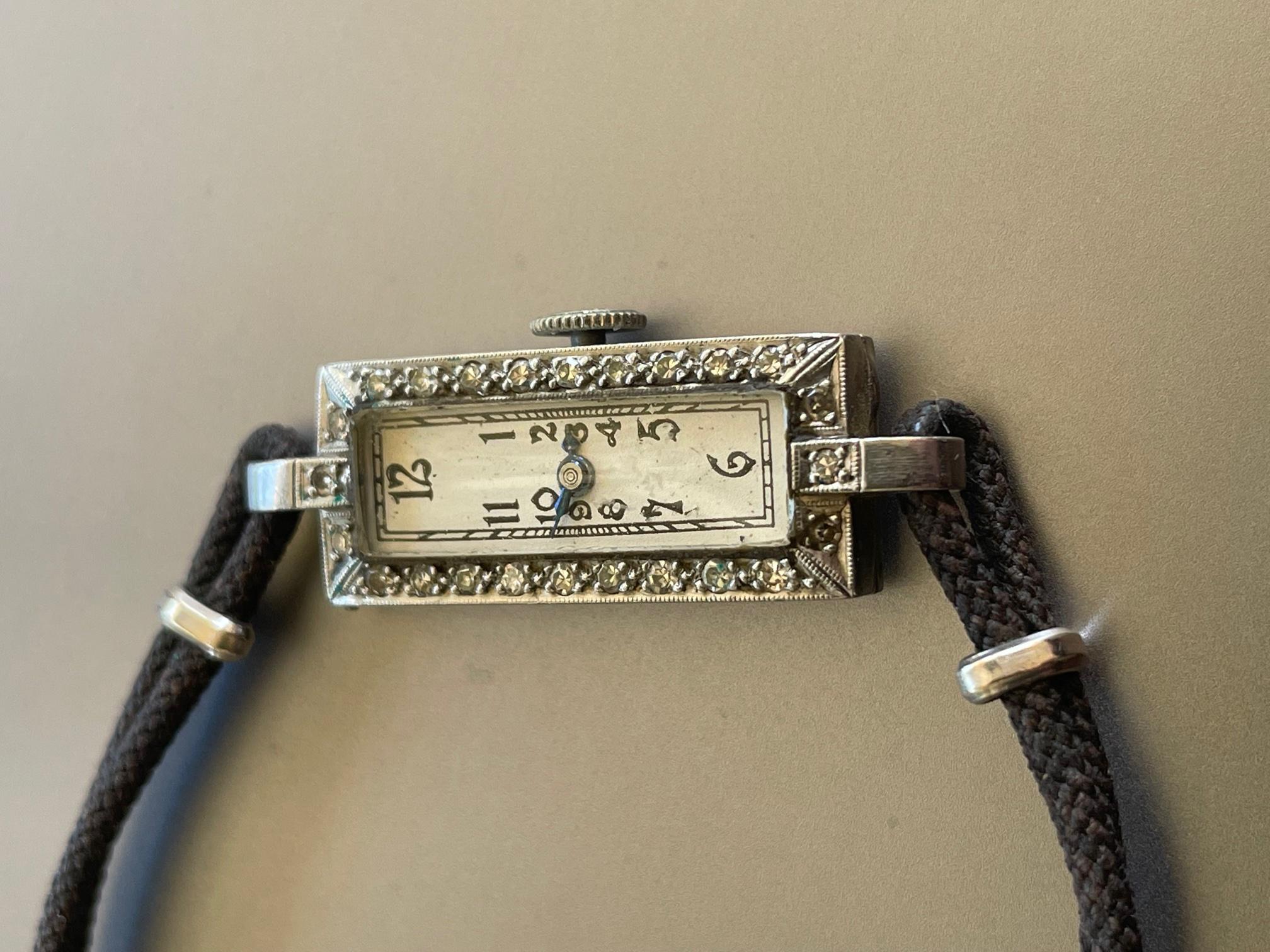 Taille simple Montre-bracelet vintage pour femme 17 carats en platine avec mouvement à bijoux en vente