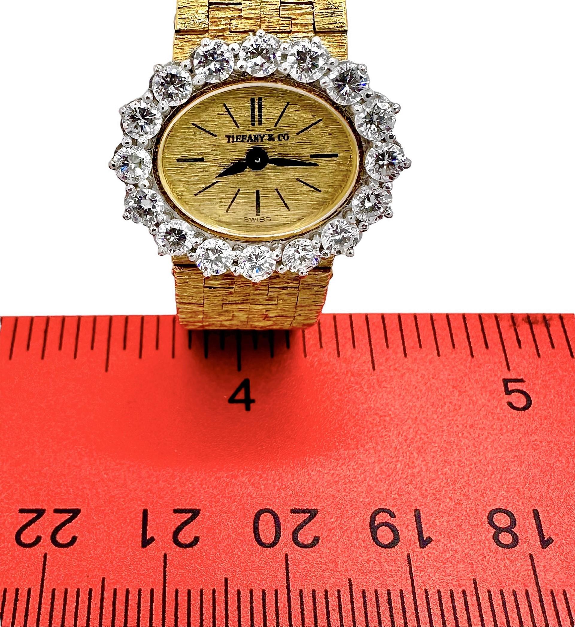Montre-bracelet vintage Tiffany & Co pour femme en or 18 carats avec lunette en diamants par Piaget Pour femmes en vente
