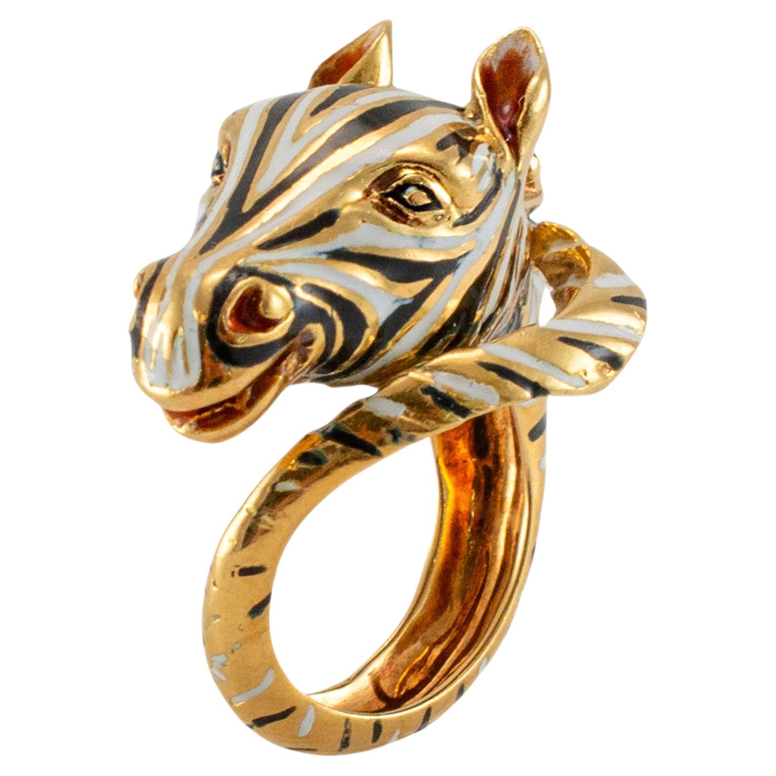 Geschlecht: Damen

Metall Typ: 18K Gelbgold

Ringgröße: 5.5

Zebra Höhe: 15,00 mm

Gewicht: 16,53 Gramm

Damen-Cocktailring aus 18 Karat Gelbgold mit halbrundem Schaft. Das Metall wurde getestet und es wurde festgestellt, dass es sich um 18 Karat