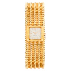 Montre vintage carrée pour dames en or jaune 18k sur bracelet en maille. Rolex