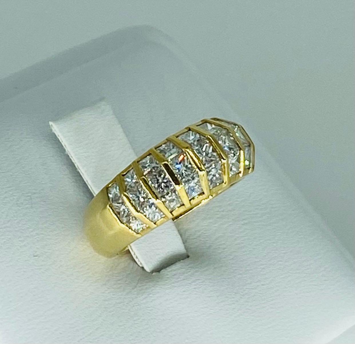 Vintage Ladies 2.50 Carat Diamonds Illusion Set Dome Ring 18k Gold In Excellent Condition For Sale In Miami, FL