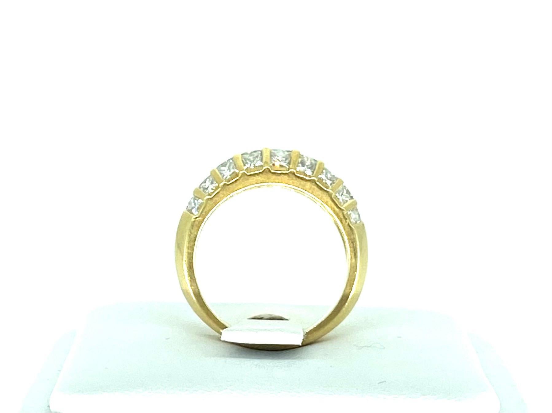 Women's Vintage Ladies 2.50 Carat Diamonds Illusion Set Dome Ring 18k Gold For Sale