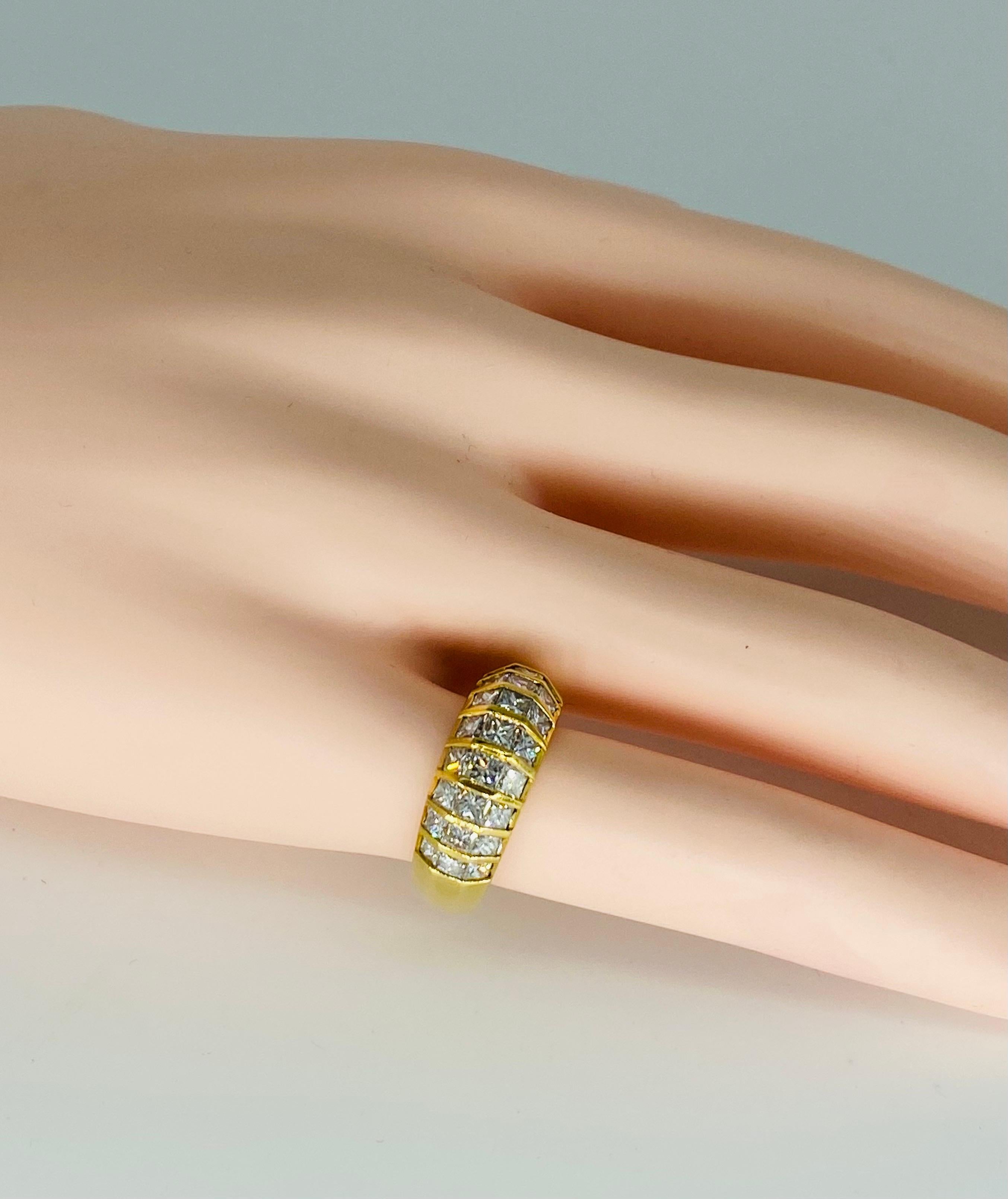 Vintage Ladies 2.50 Carat Diamonds Illusion Set Dome Ring 18k Gold For Sale 3